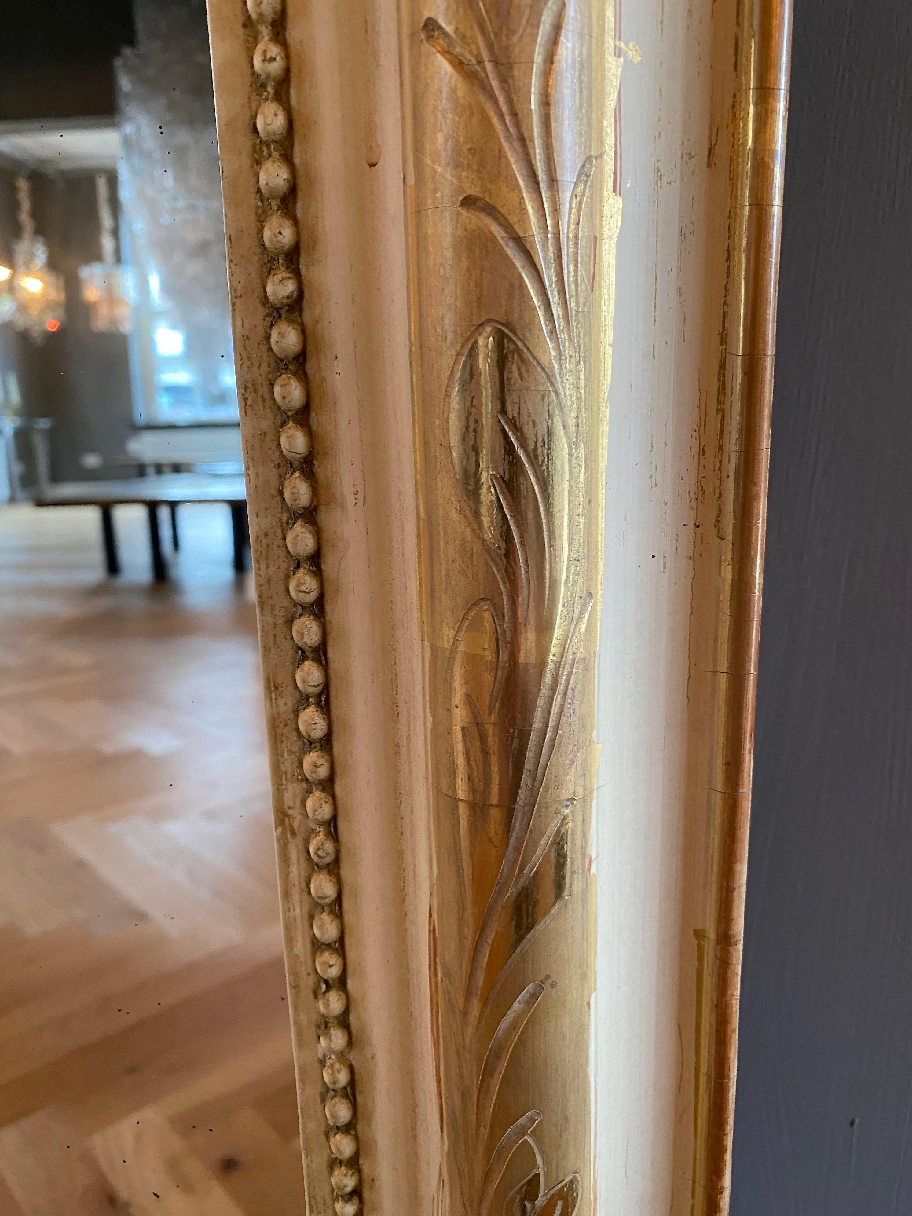 Miroir en bois doré du 19ème siècle Louis Philippe avec un écusson 6