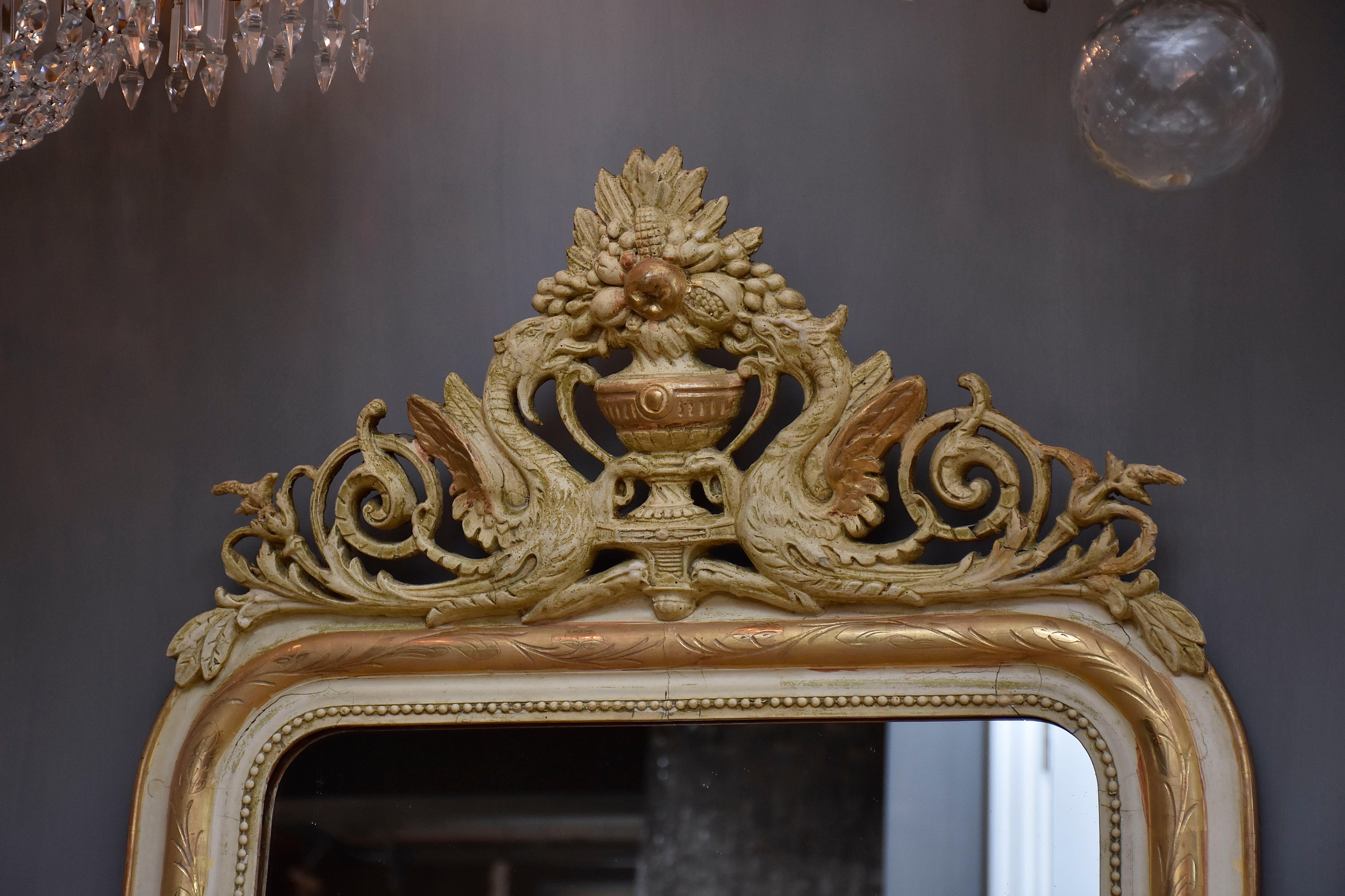 Louis-Philippe Miroir en bois doré du 19ème siècle Louis Philippe avec un écusson