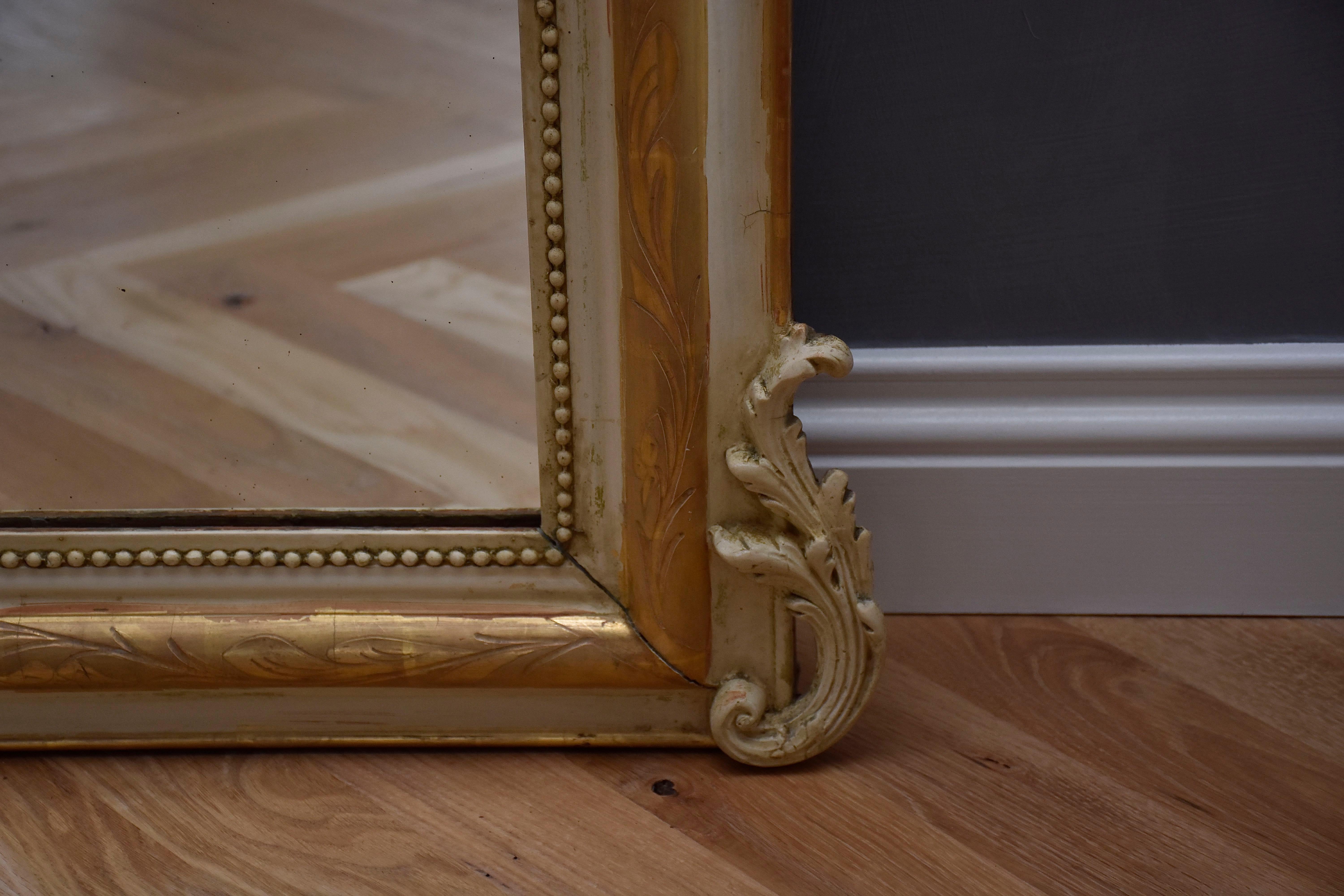 Doré Miroir en bois doré du 19ème siècle Louis Philippe avec un écusson