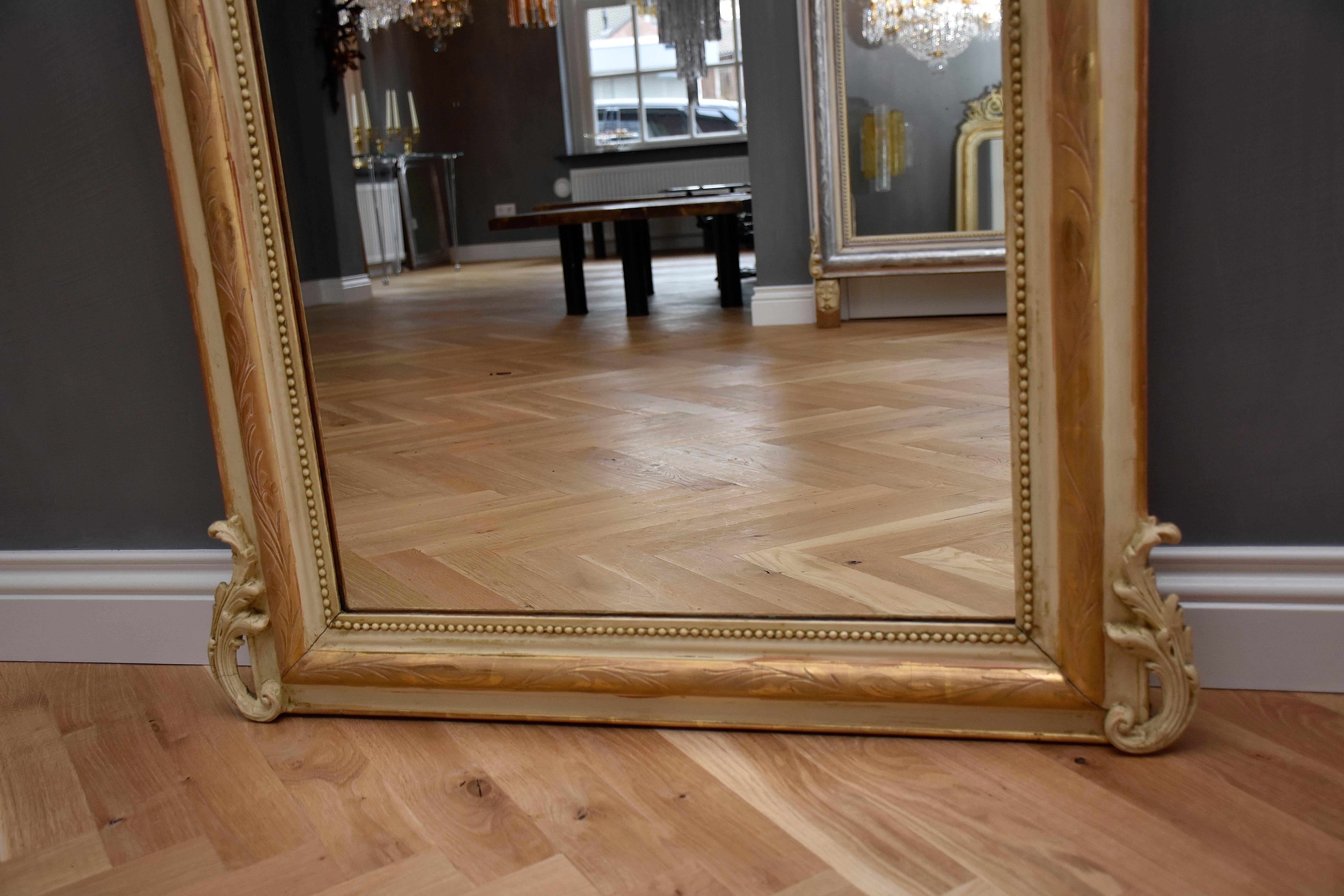 Miroir en bois doré du 19ème siècle Louis Philippe avec un écusson Bon état à SON EN BREUGEL, NL