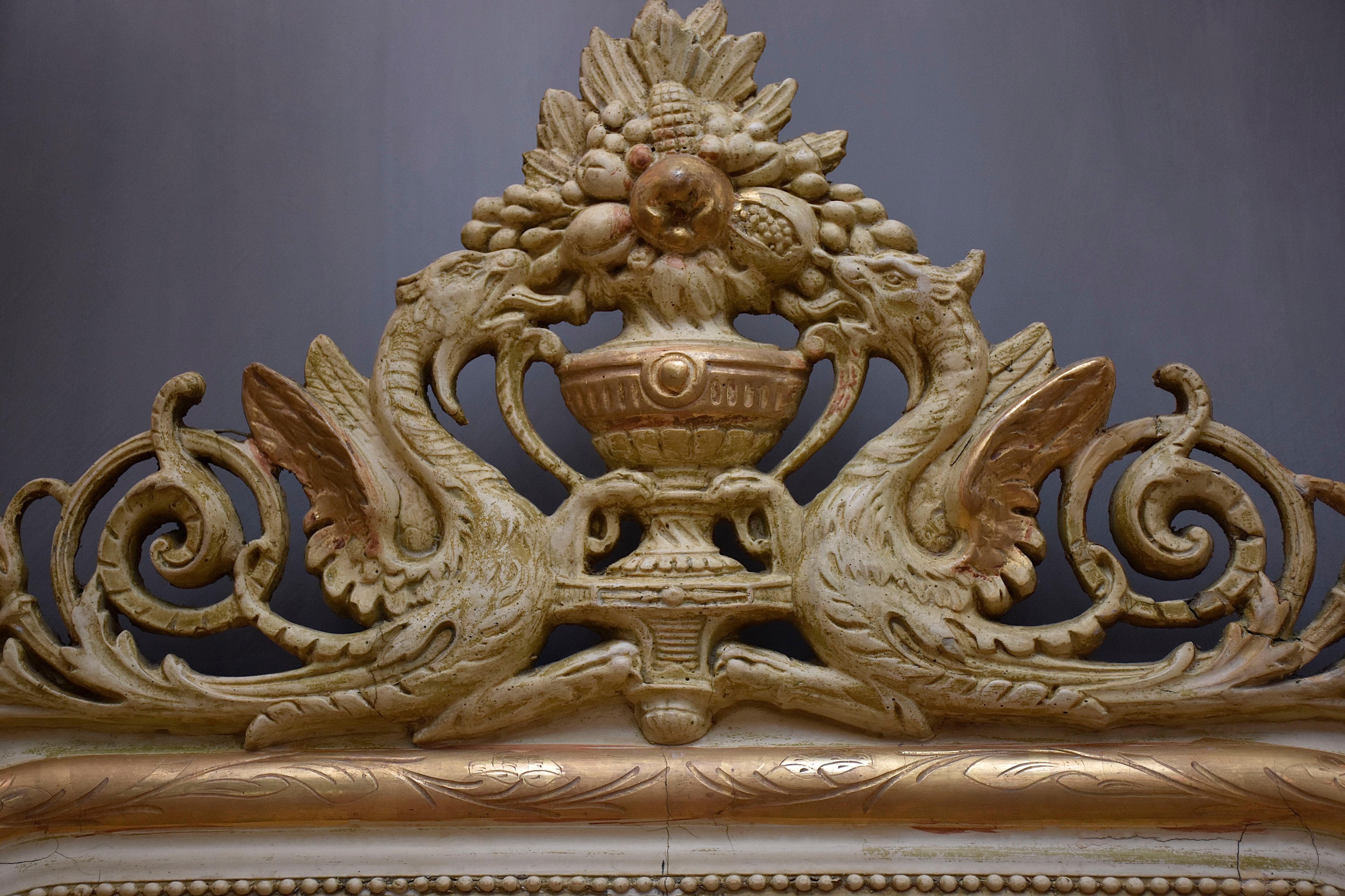 XIXe siècle Miroir en bois doré du 19ème siècle Louis Philippe avec un écusson