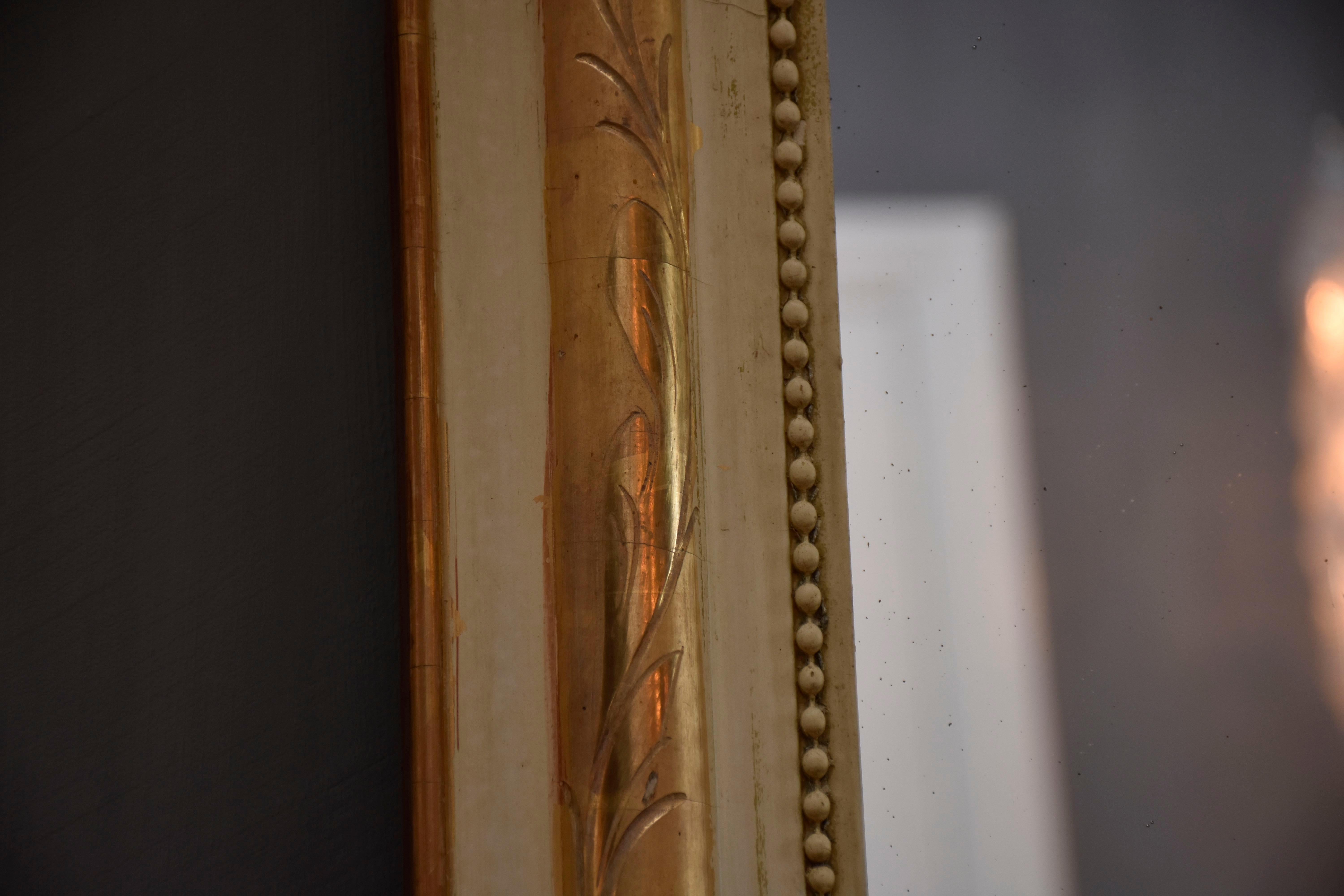 Bois Miroir en bois doré du 19ème siècle Louis Philippe avec un écusson