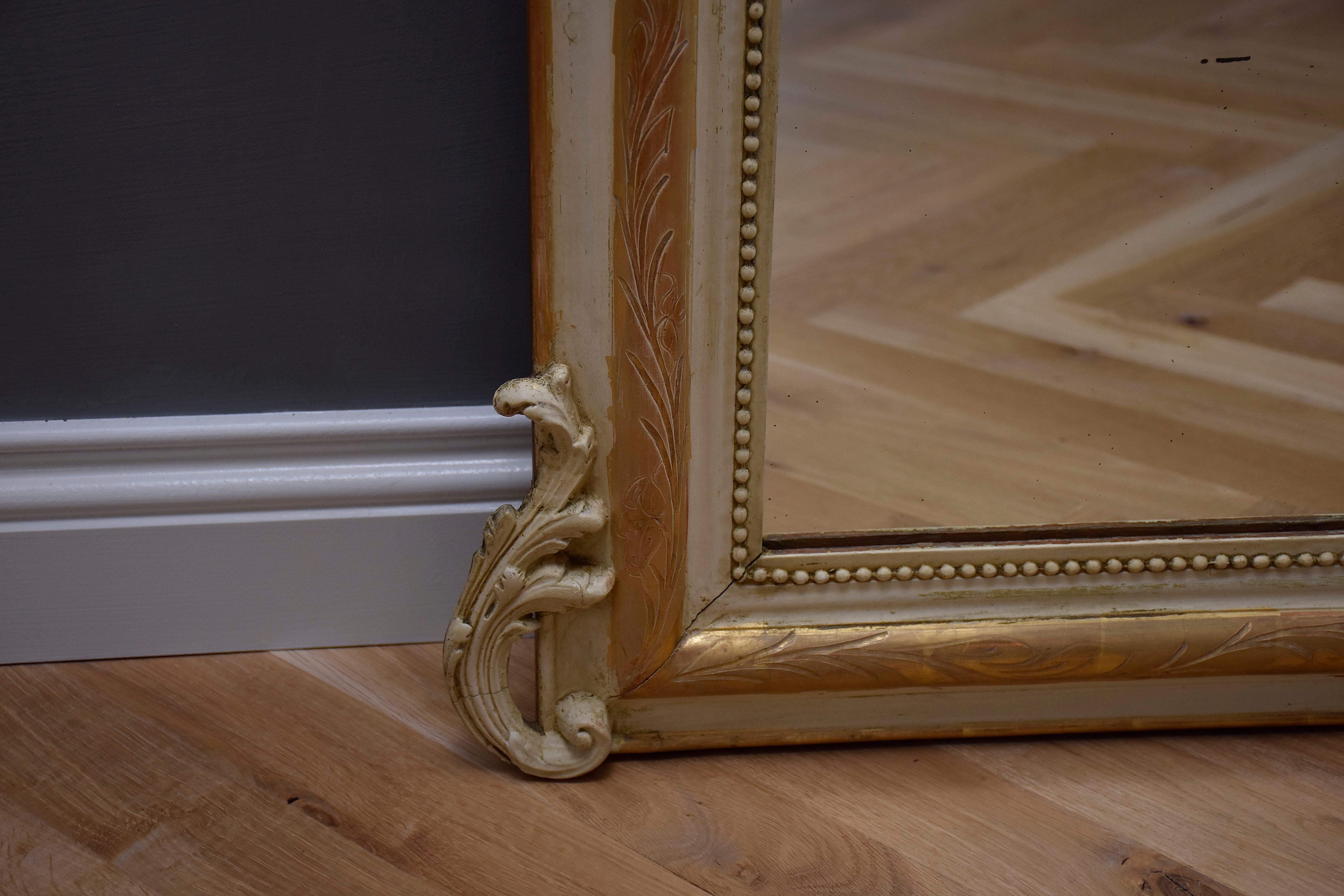 Miroir en bois doré du 19ème siècle Louis Philippe avec un écusson 1