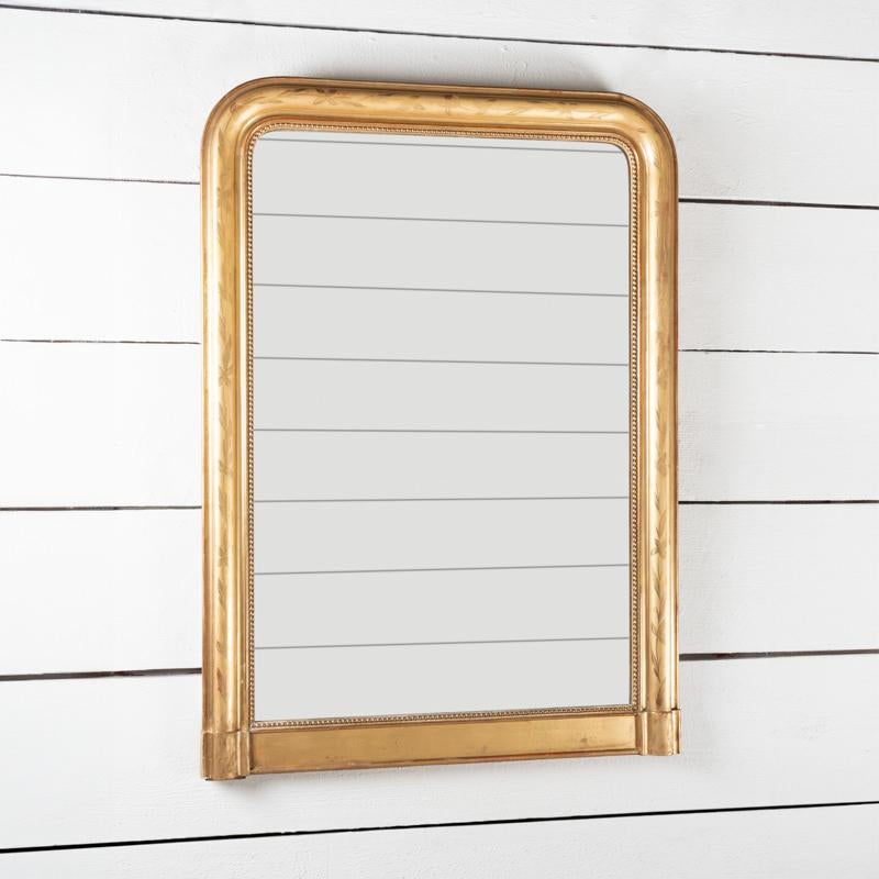 Miroir de cheminée en bois doré gravé de motifs floraux. Verre argenté, dorure fine, parquet en bois.
Période Louis Philippe - France XIXème siècle.

Dimensions :

Hauteur 127 cm -  50 po
Largeur 90 cm - 35,4 po 