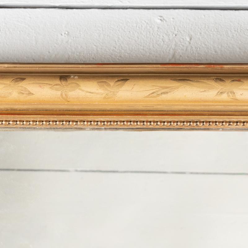 Français Miroir de cheminée français du XIXe siècle en bois doré et gravé
