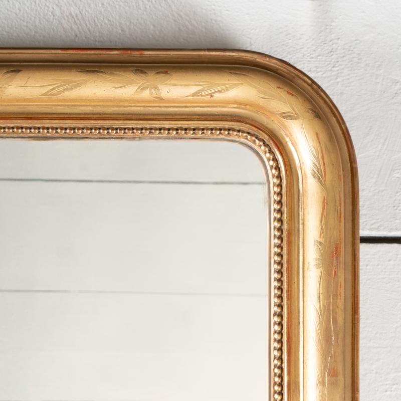 Doré Miroir de cheminée français du XIXe siècle en bois doré et gravé