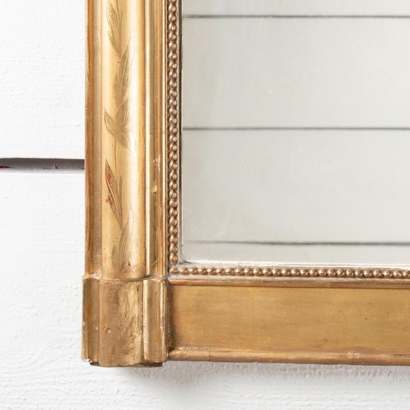 Miroir de cheminée français du XIXe siècle en bois doré et gravé Bon état à SAINT-OUEN-SUR-SEINE, FR