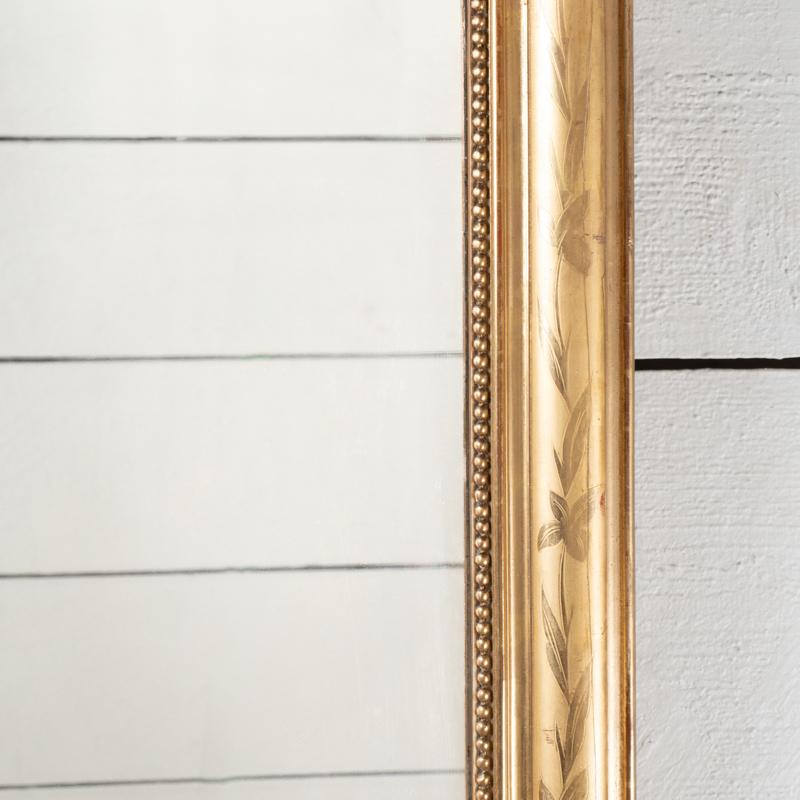 Milieu du XIXe siècle Miroir de cheminée français du XIXe siècle en bois doré et gravé