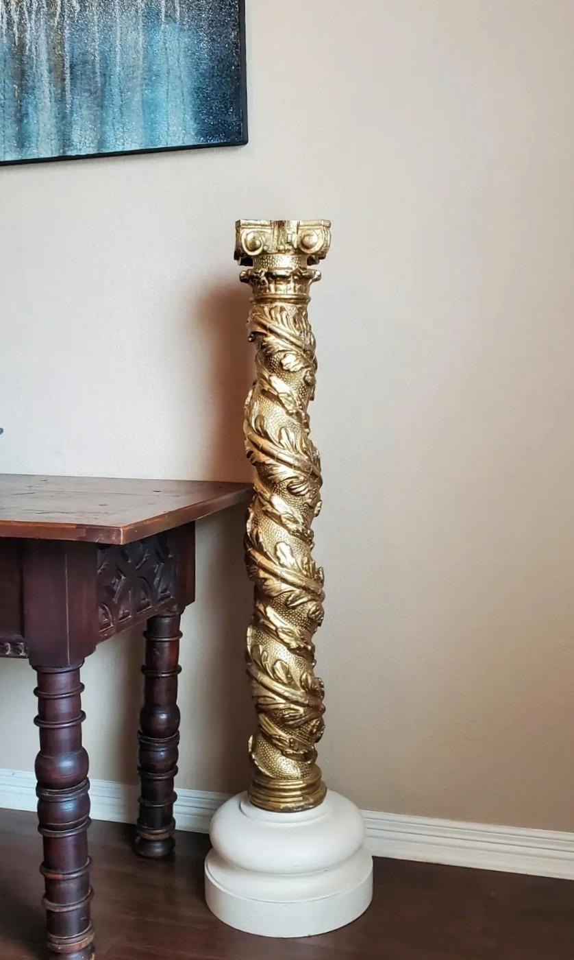 Antike französische architektonische Spiral-Säule aus gedrechseltem vergoldetem Holz mit hohem Sockelschnitzerei im Angebot 3