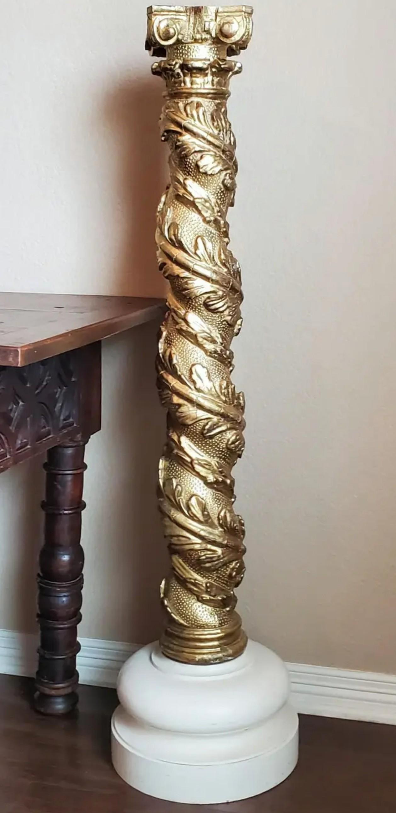 Antike französische architektonische Spiral-Säule aus gedrechseltem vergoldetem Holz mit hohem Sockelschnitzerei im Angebot 4