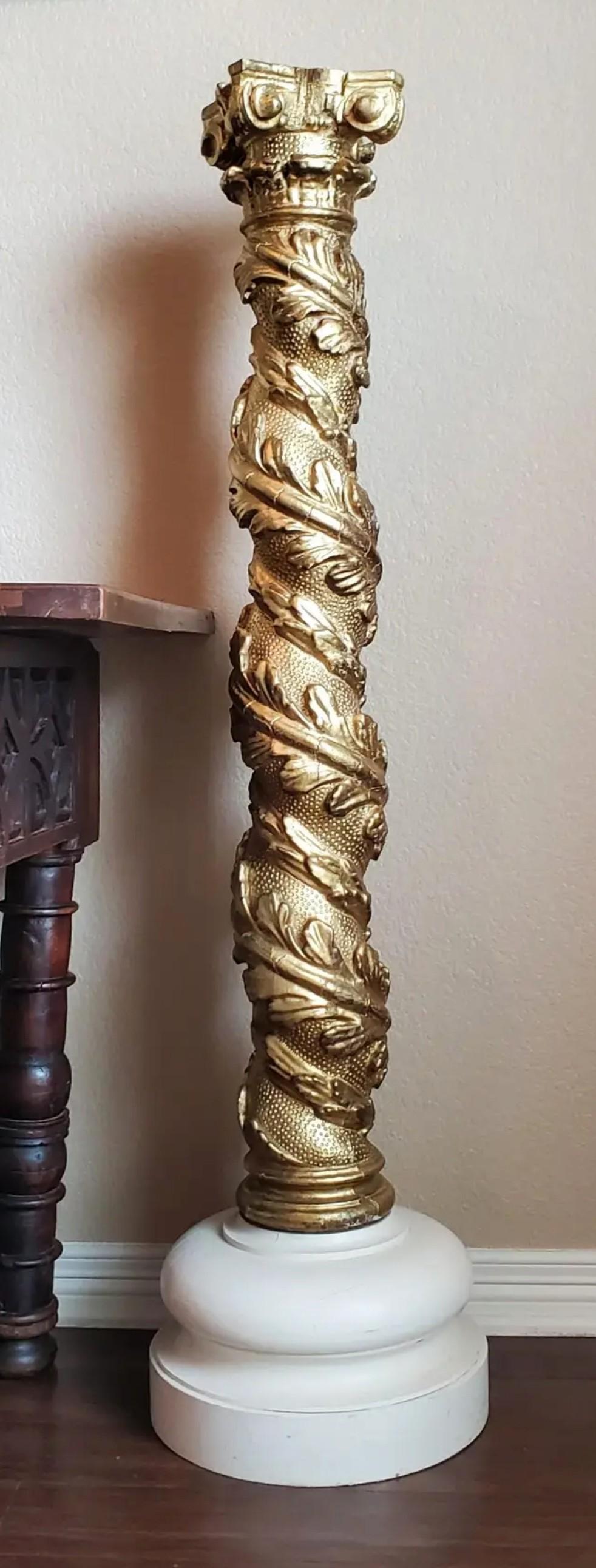 Antike französische architektonische Spiral-Säule aus gedrechseltem vergoldetem Holz mit hohem Sockelschnitzerei im Angebot 5