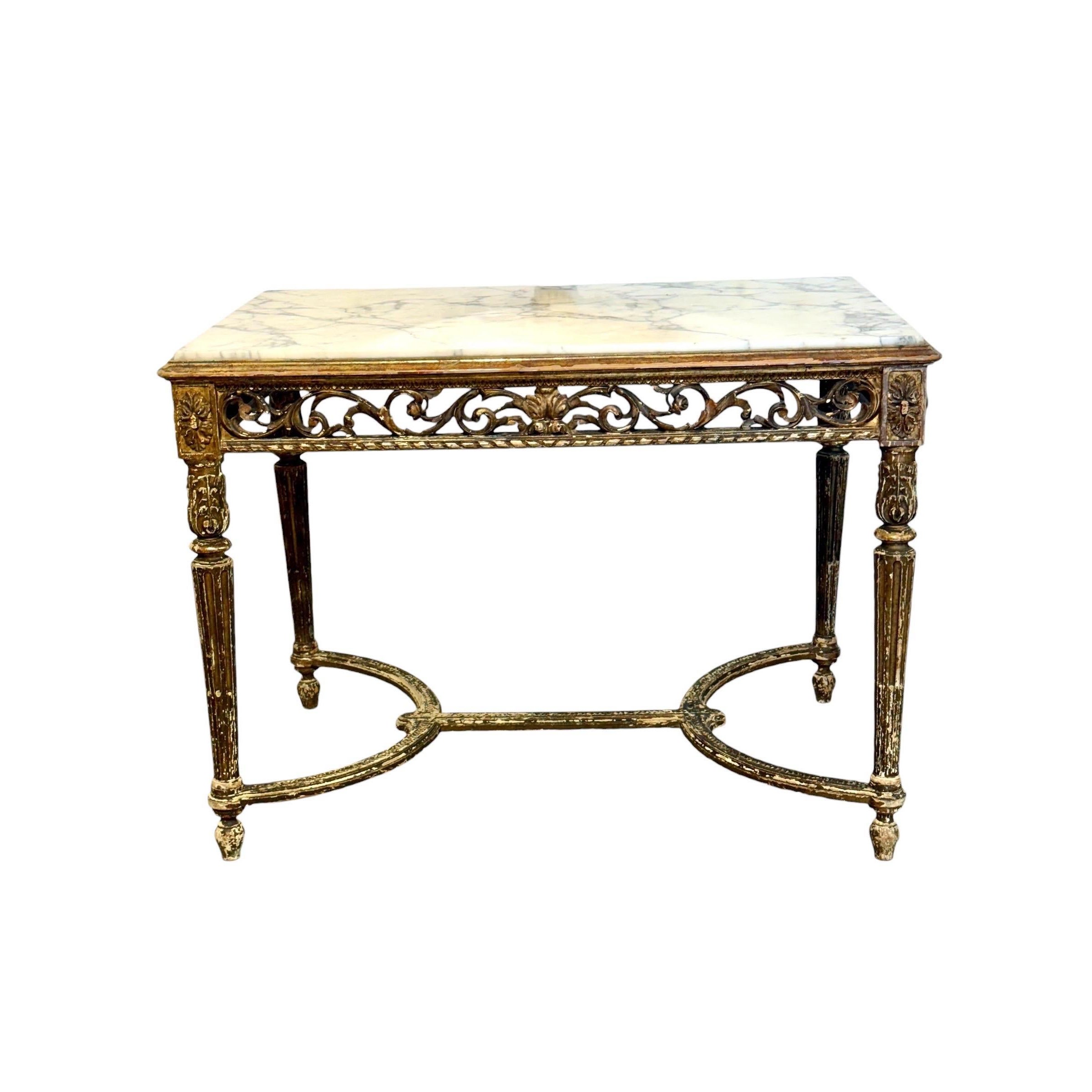 19. Jahrhundert Französisch Giltwood Center Tisch mit geschnitzten Schürze und Marmorplatte im Angebot