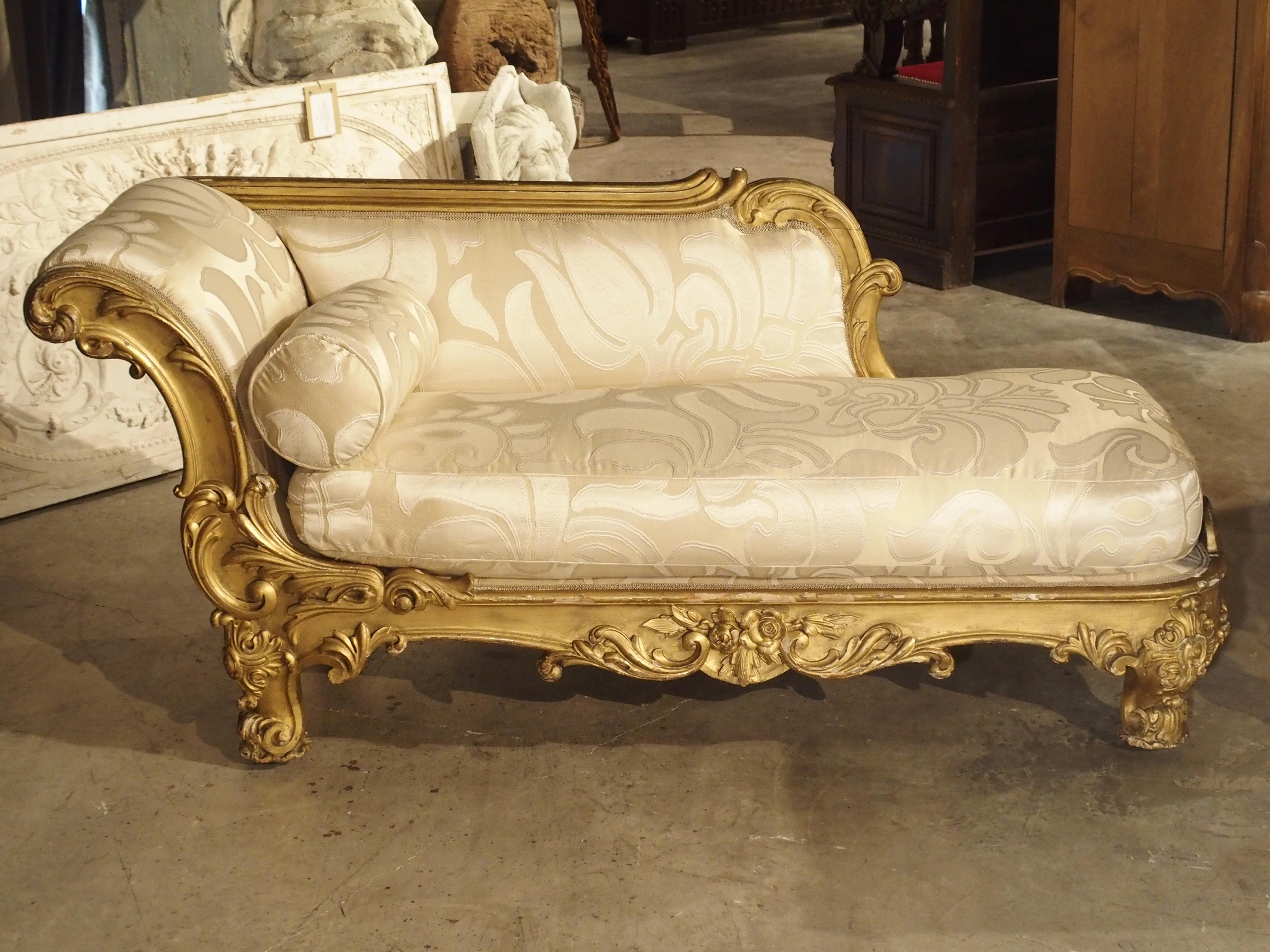 Louis XV 19th Century French Giltwood Chaise Lounge Upholstered in Bergamo Silk