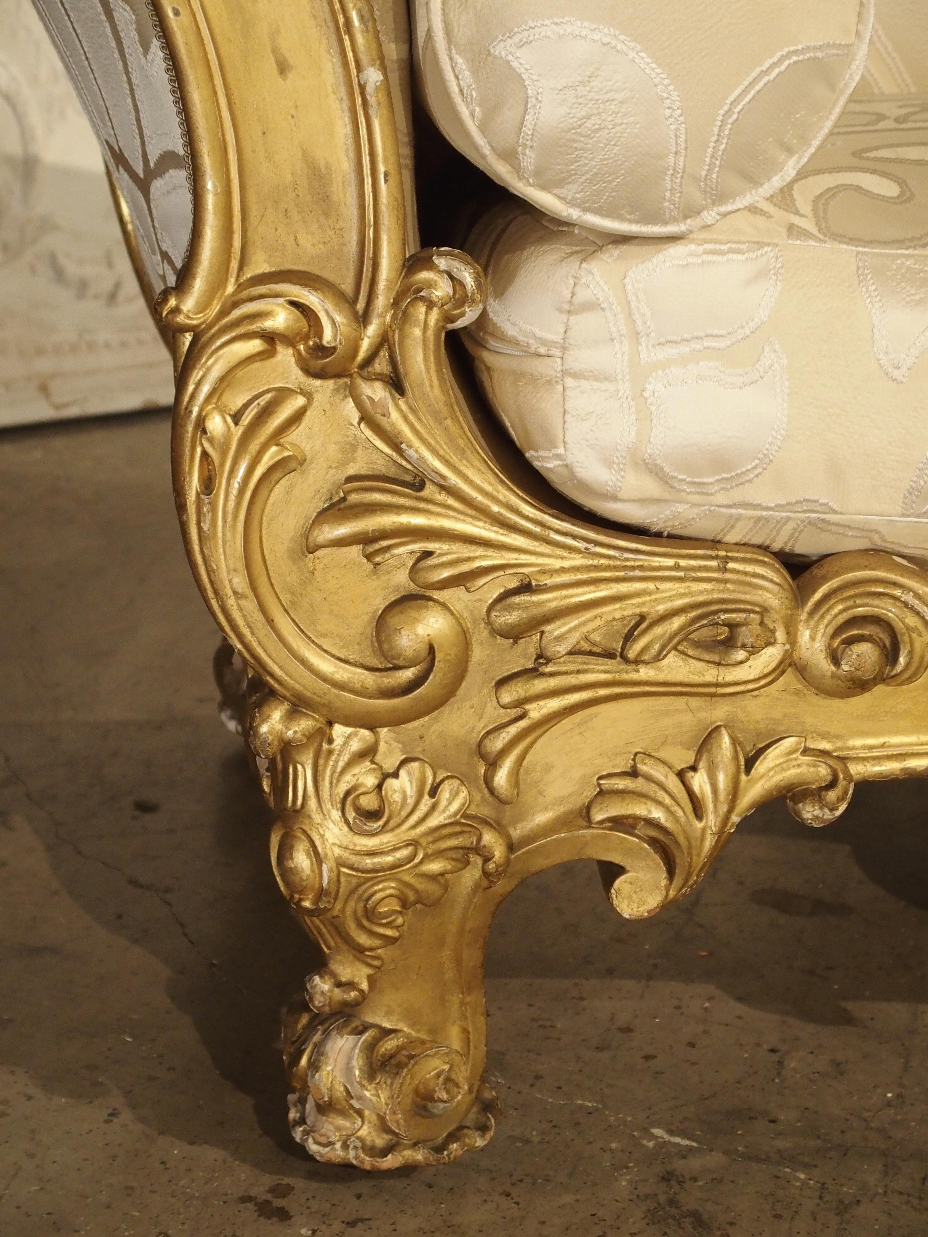 19th Century French Giltwood Chaise Lounge Upholstered in Bergamo Silk In Good Condition In Dallas, TX