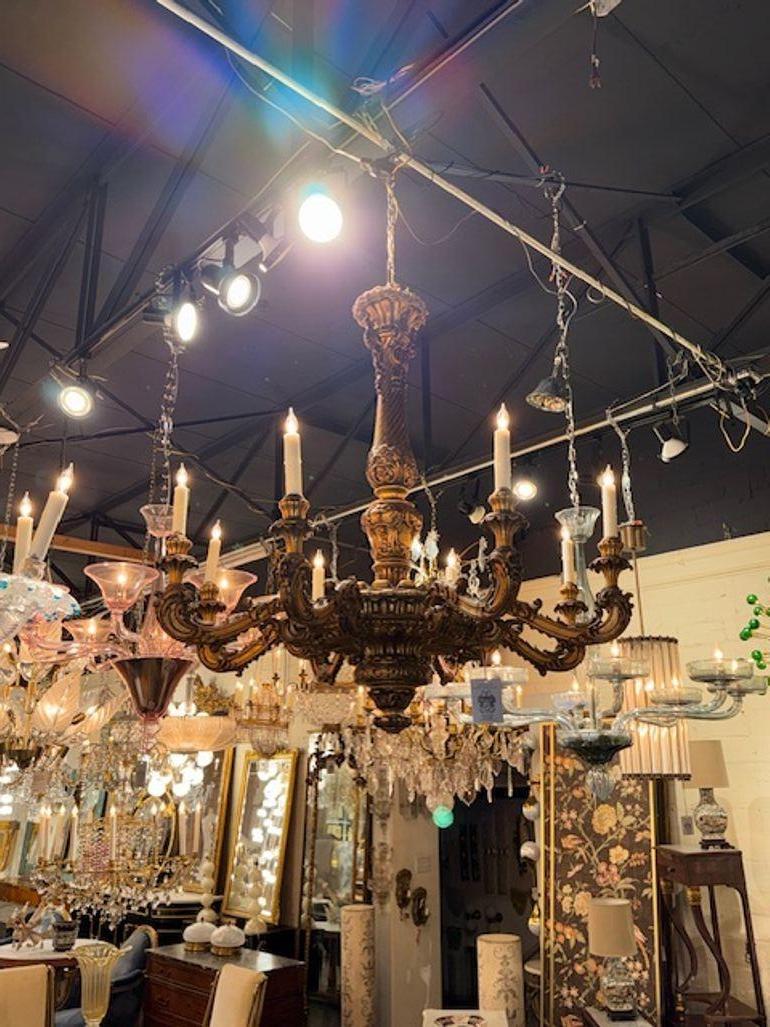 Questo splendido lampadario è un vero pezzo di storia. Realizzato nel XIX secolo, presenta dettagli intricati e una splendida finitura in legno dorato. Il suo stile francese aggiungerà sicuramente un tocco di eleganza a qualsiasi ambiente. Il