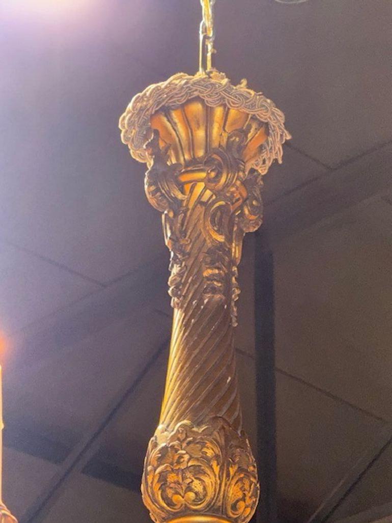 Legno dorato Lampadario francese in legno dorato del XIX secolo in vendita