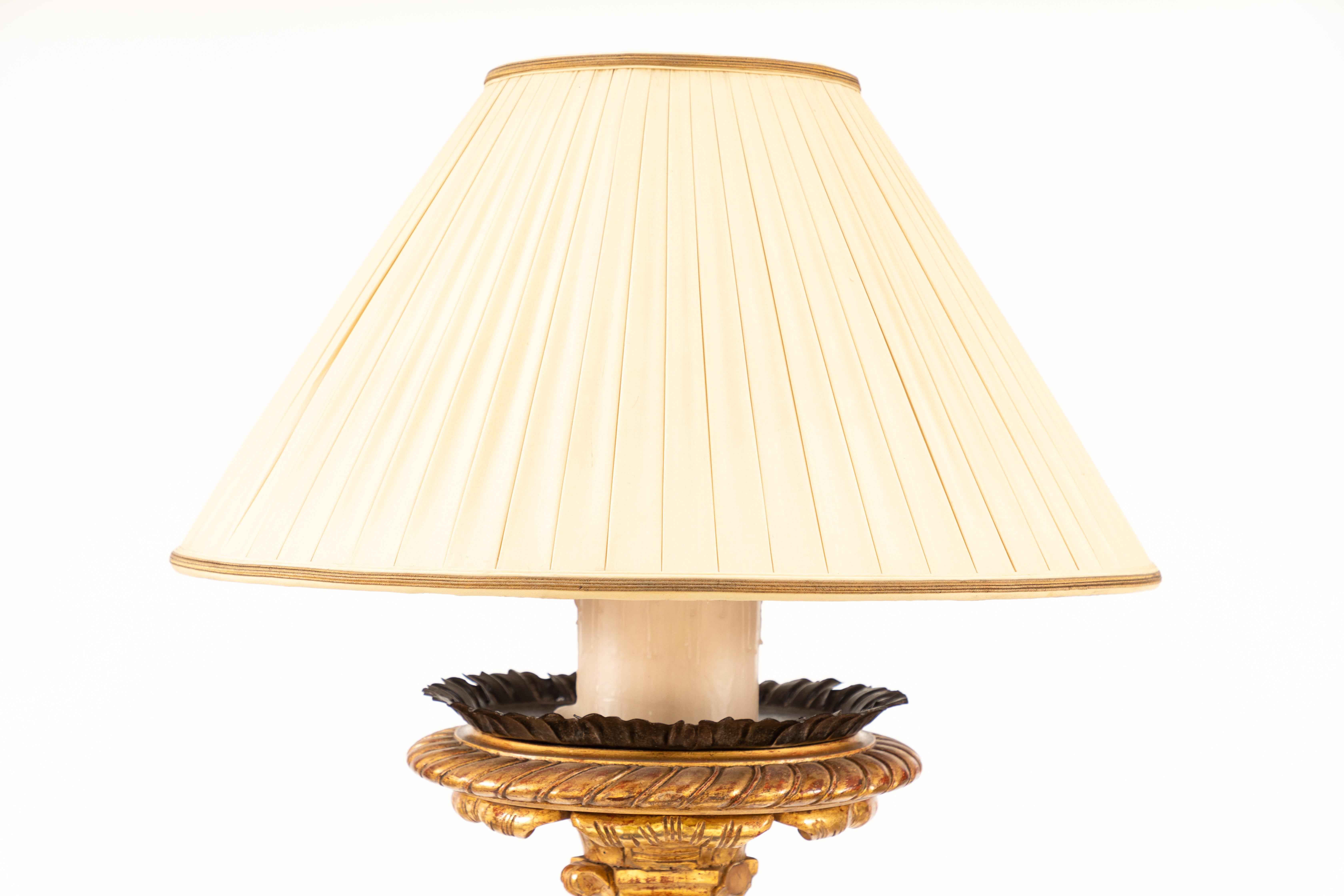 Français lampadaire en bois doré français du 19ème siècle en vente