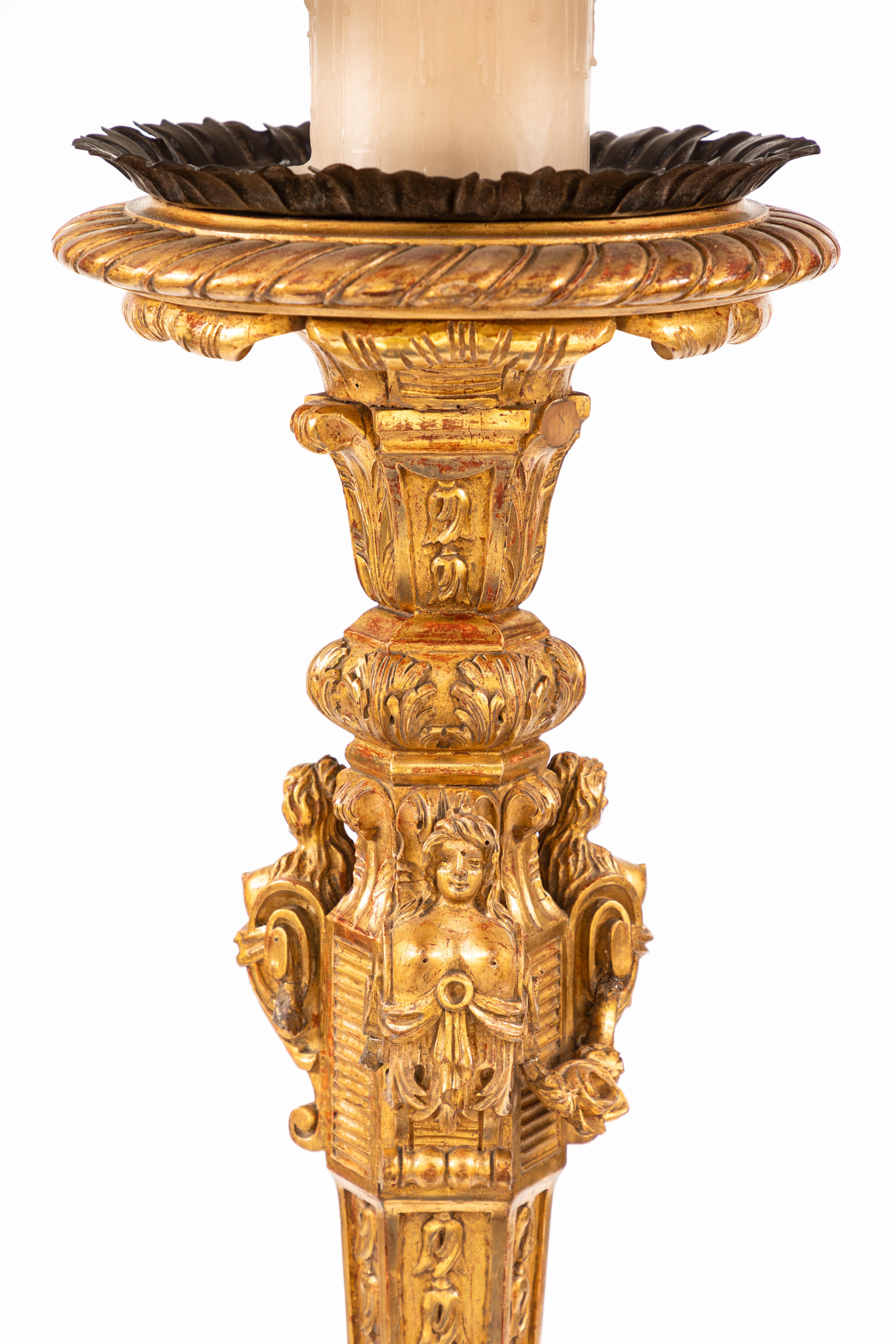 Sculpté à la main lampadaire en bois doré français du 19ème siècle en vente