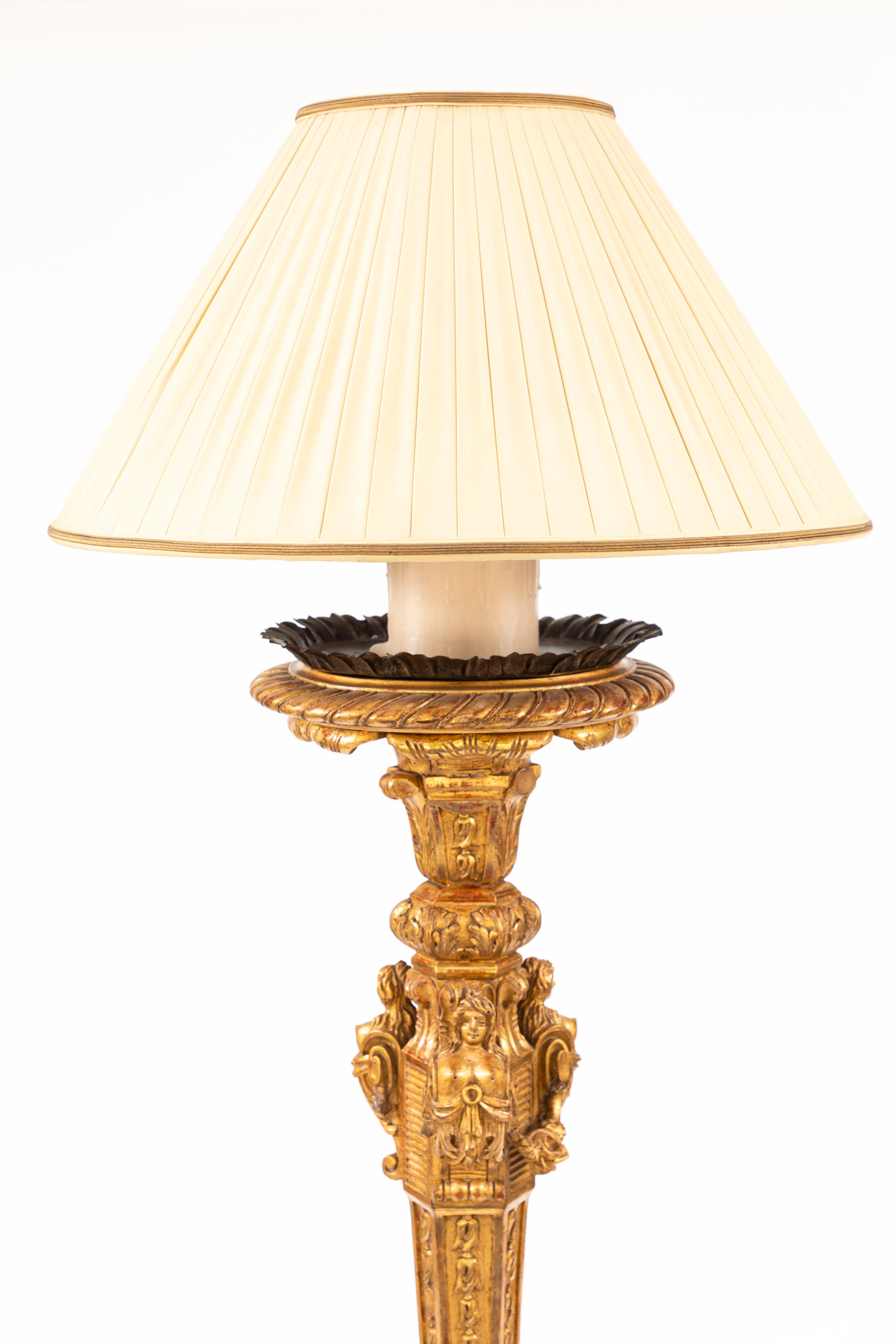 französische Stehlampe aus vergoldetem Holz aus dem 19. Durchgehend feine Details. Neu verkabelt.