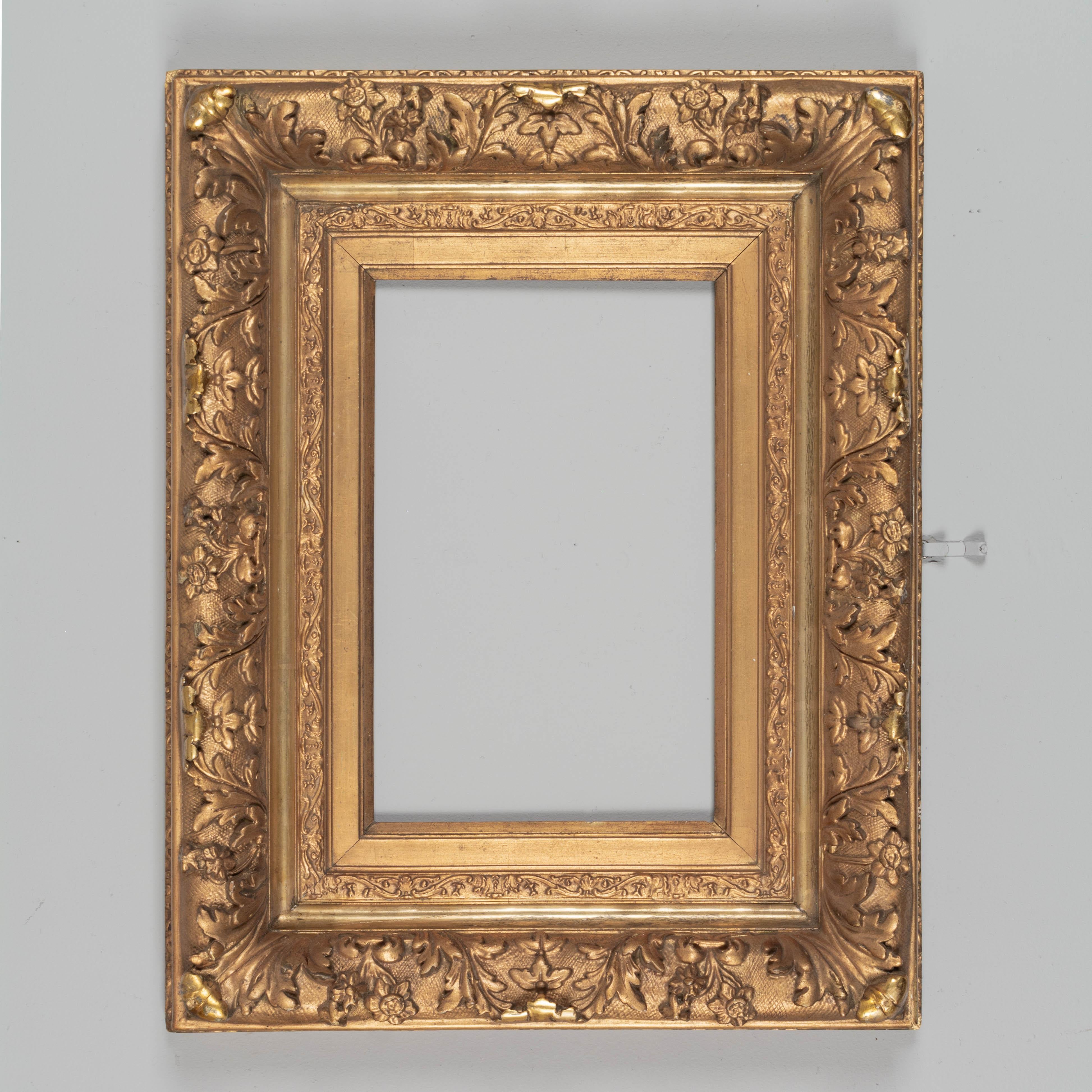 Ein französischer Bilderrahmen aus vergoldetem Holz aus dem 19. Jahrhundert der Beaux Arts. Feiner, schwerer, vergoldeter Stuck. Sehr guter Zustand mit kleinen Schäden.  Schöner Maßstab für die Verwendung als Spiegelrahmen. CIRCA 1880-1900.
Äußere