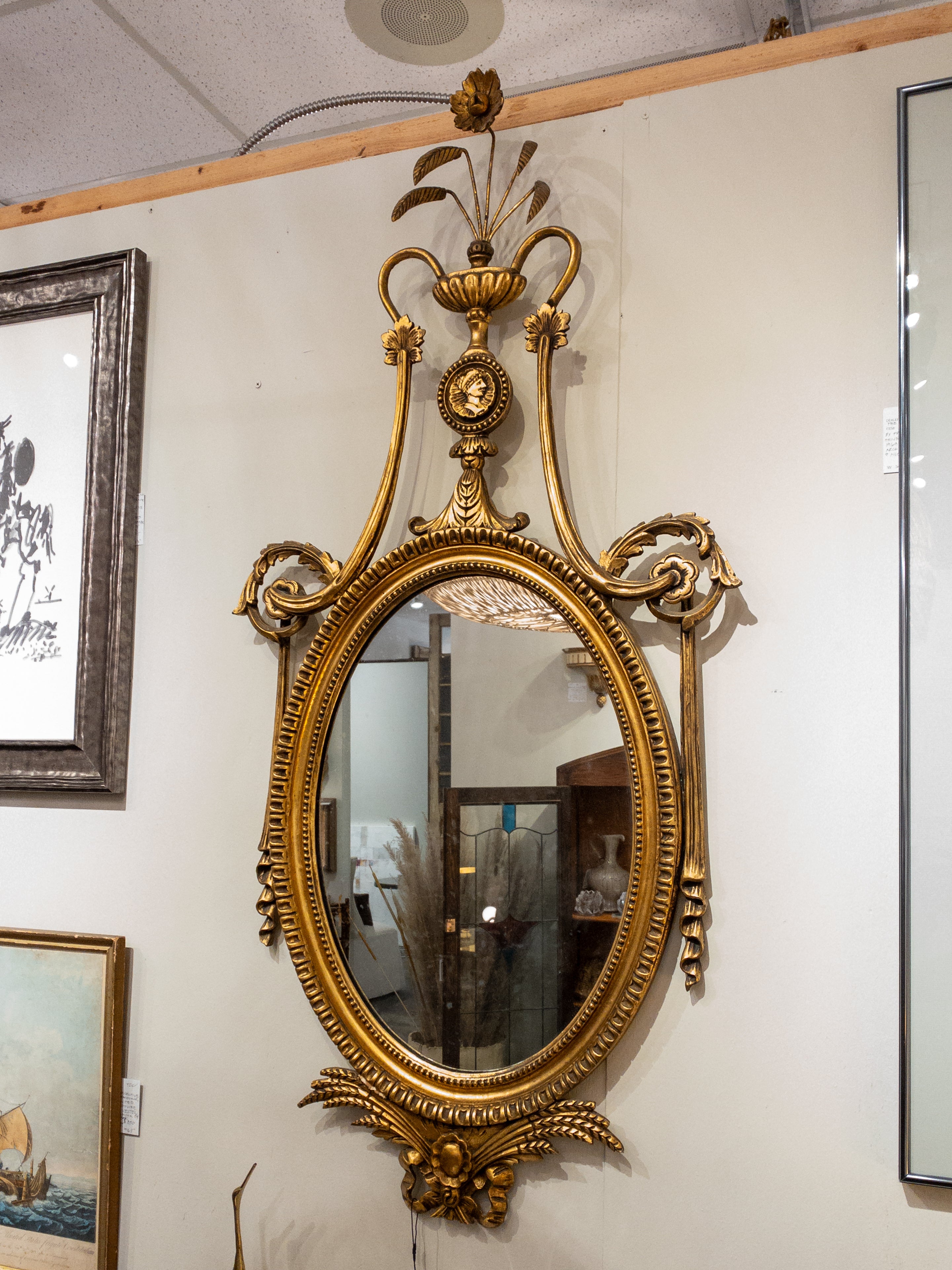 Le miroir français en bois doré du XIXe siècle est un exemple exquis d'artisanat ancien, incarnant l'opulence et le souci du détail caractéristiques du design français du XIXe siècle. Ce miroir ornemental est orné de détails complexes qui le rendent