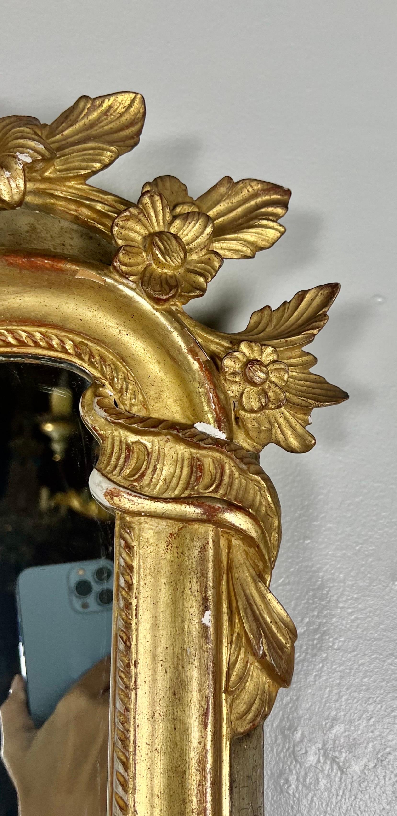Miroir en bois doré français du 19e siècle  Abîmé - En vente à Los Angeles, CA