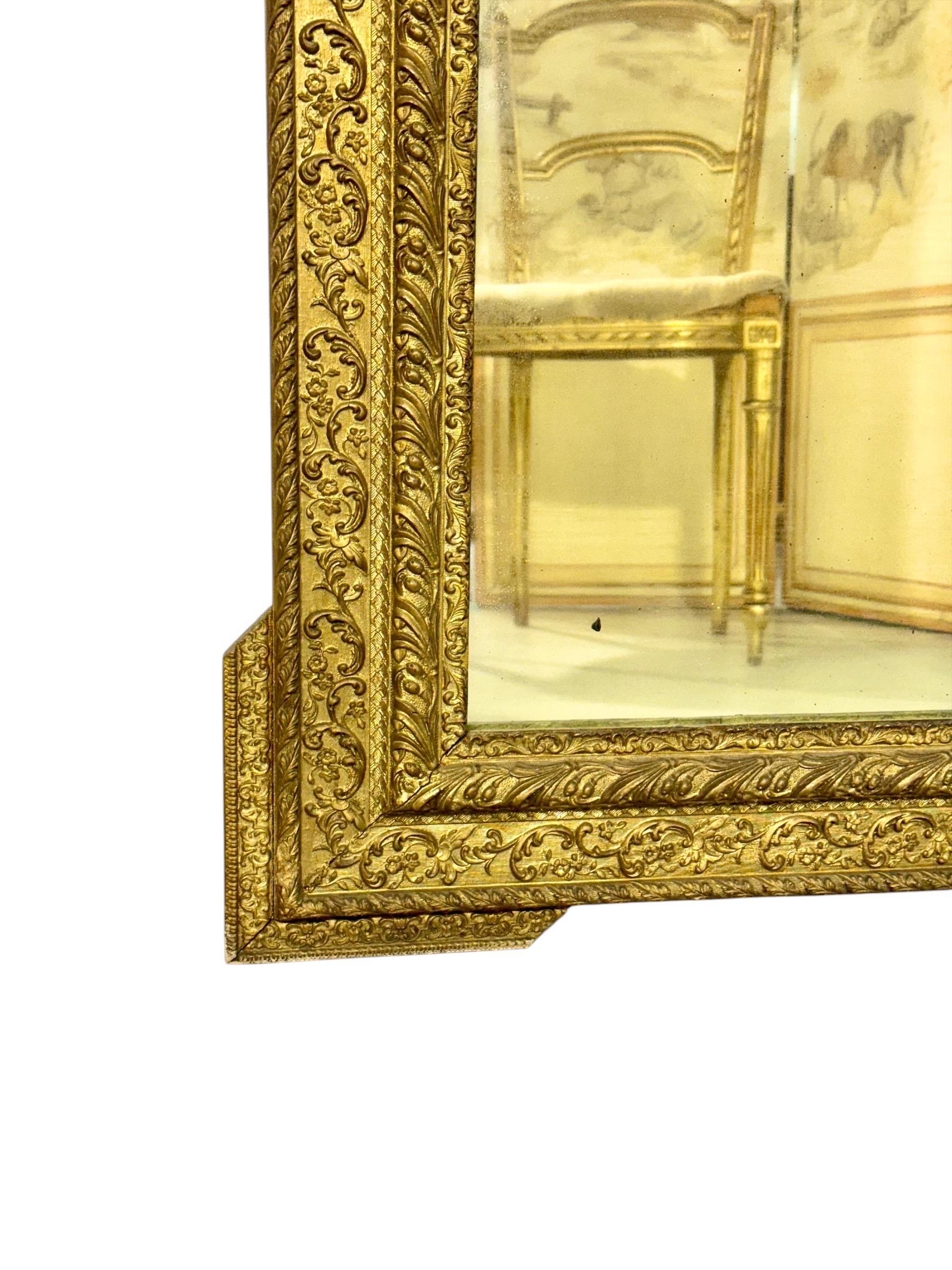 Espejo francés del siglo XIX de madera dorada con delfines y cresta, estilo Luis XVI en venta 4