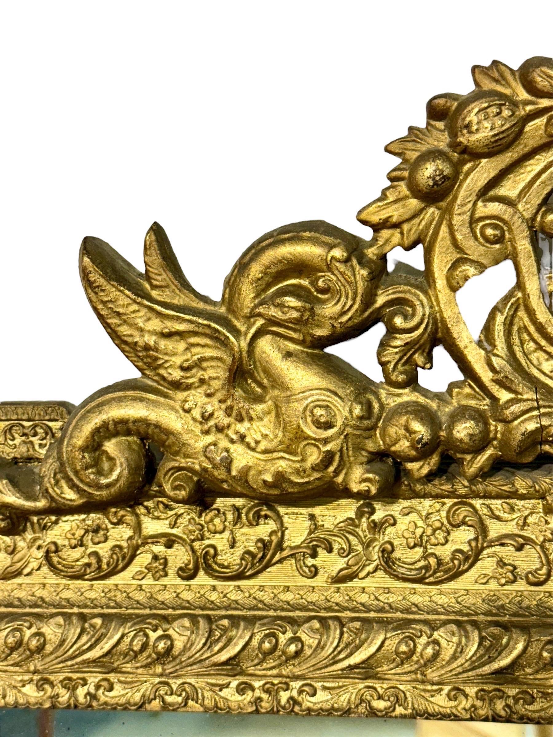 Espejo francés del siglo XIX de madera dorada con delfines y cresta, estilo Luis XVI Tallado a mano en venta