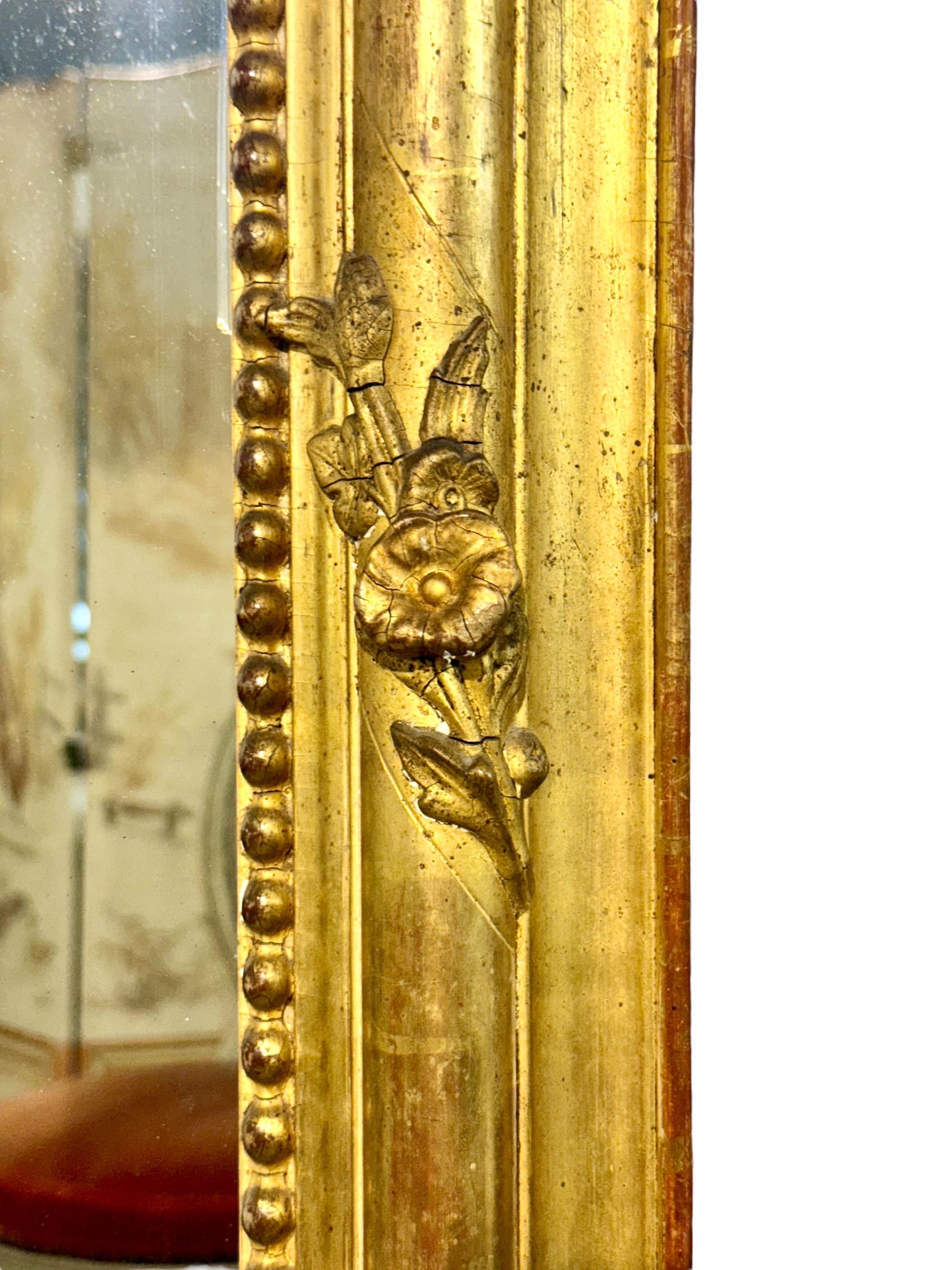 Miroir en bois doré français du 19e siècle avec cimier orné en vente 5