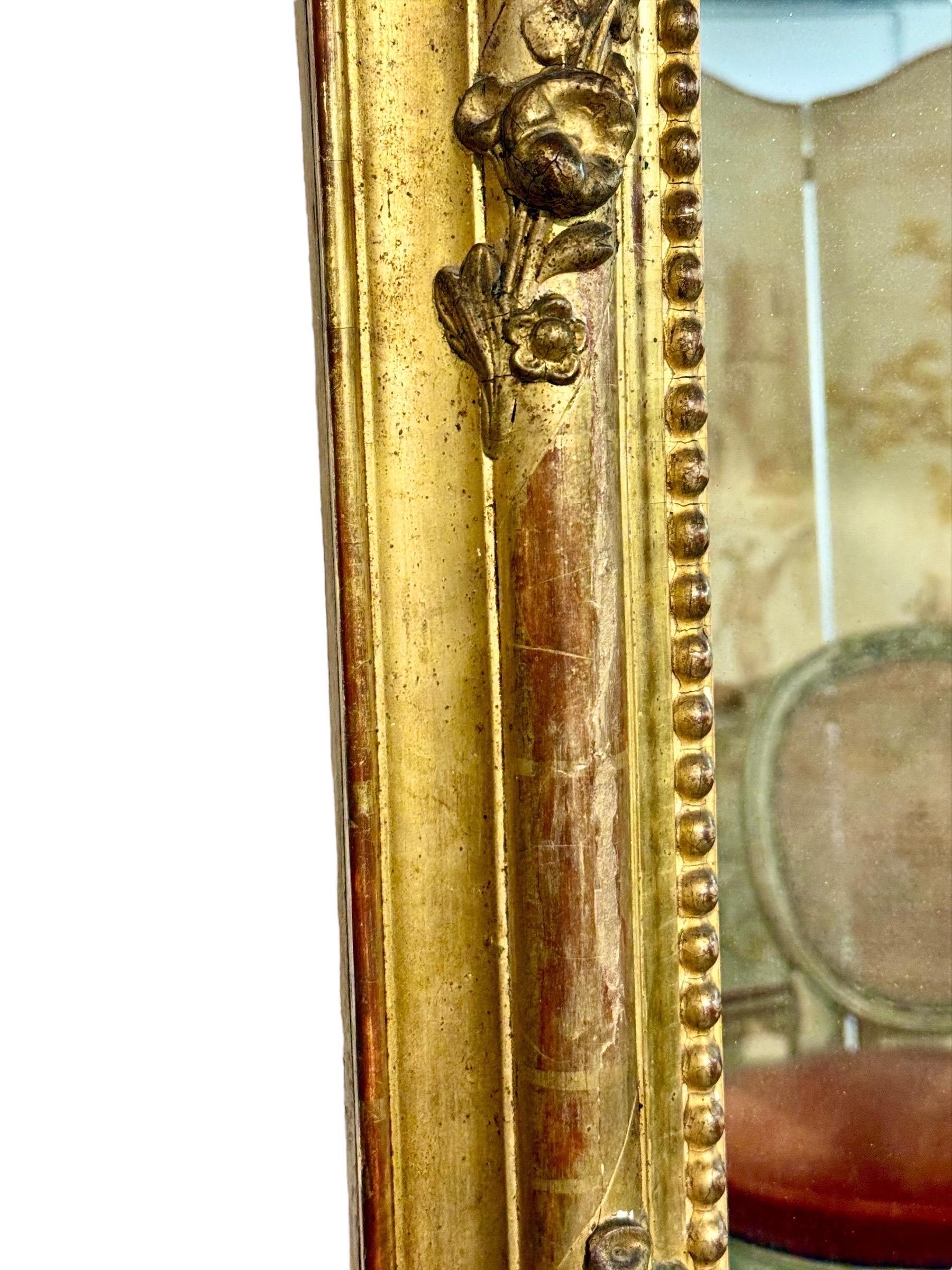 Miroir en bois doré français du 19e siècle avec cimier orné en vente 6
