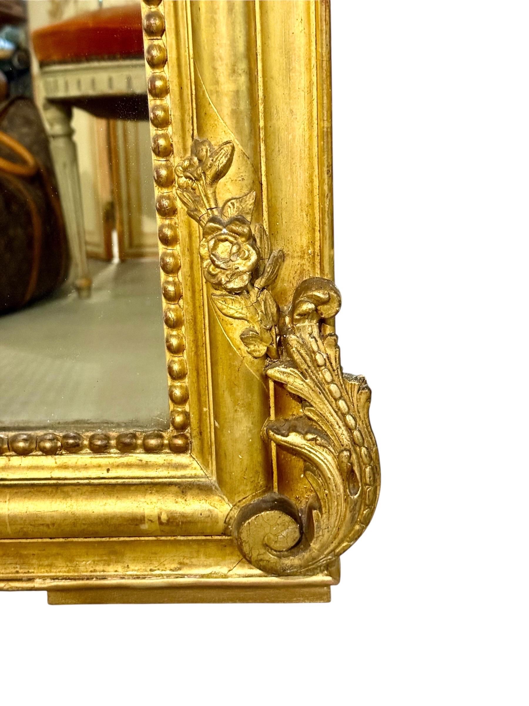 Miroir en bois doré français du 19e siècle avec cimier orné en vente 7