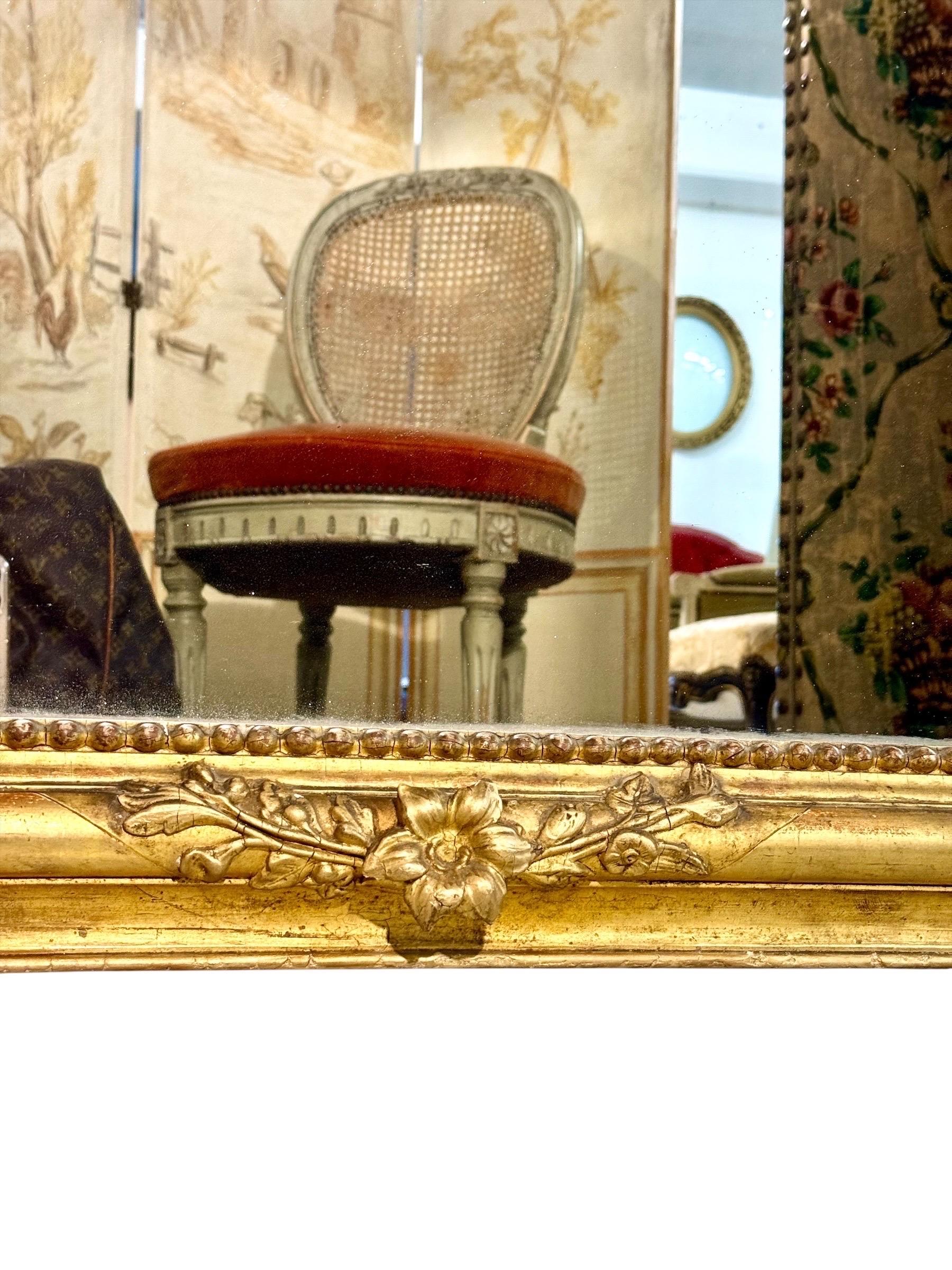 Miroir en bois doré français du 19e siècle avec cimier orné en vente 8