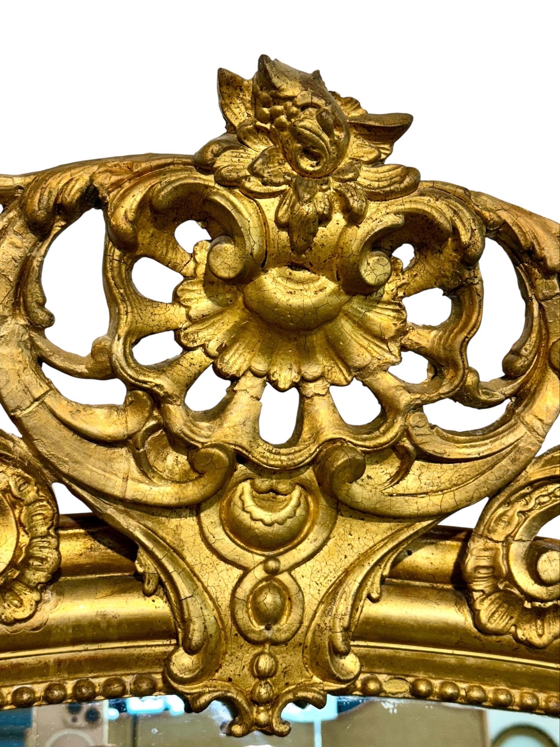 Miroir en bois doré français du 19e siècle avec cimier orné en vente 9