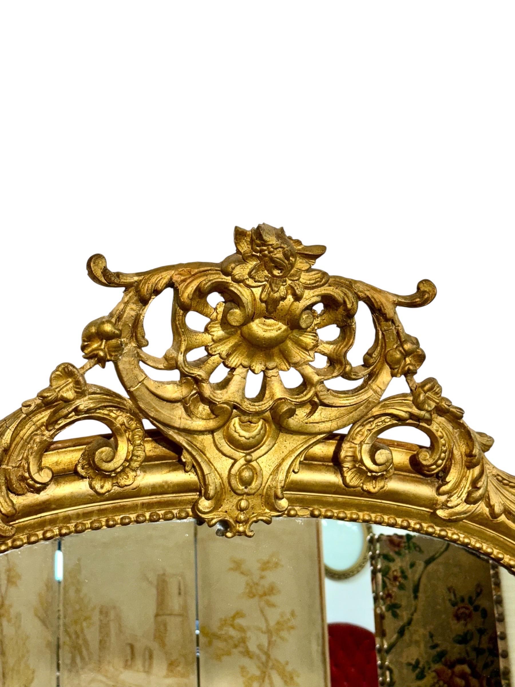 Miroir en bois doré français du 19e siècle avec cimier orné en vente 10