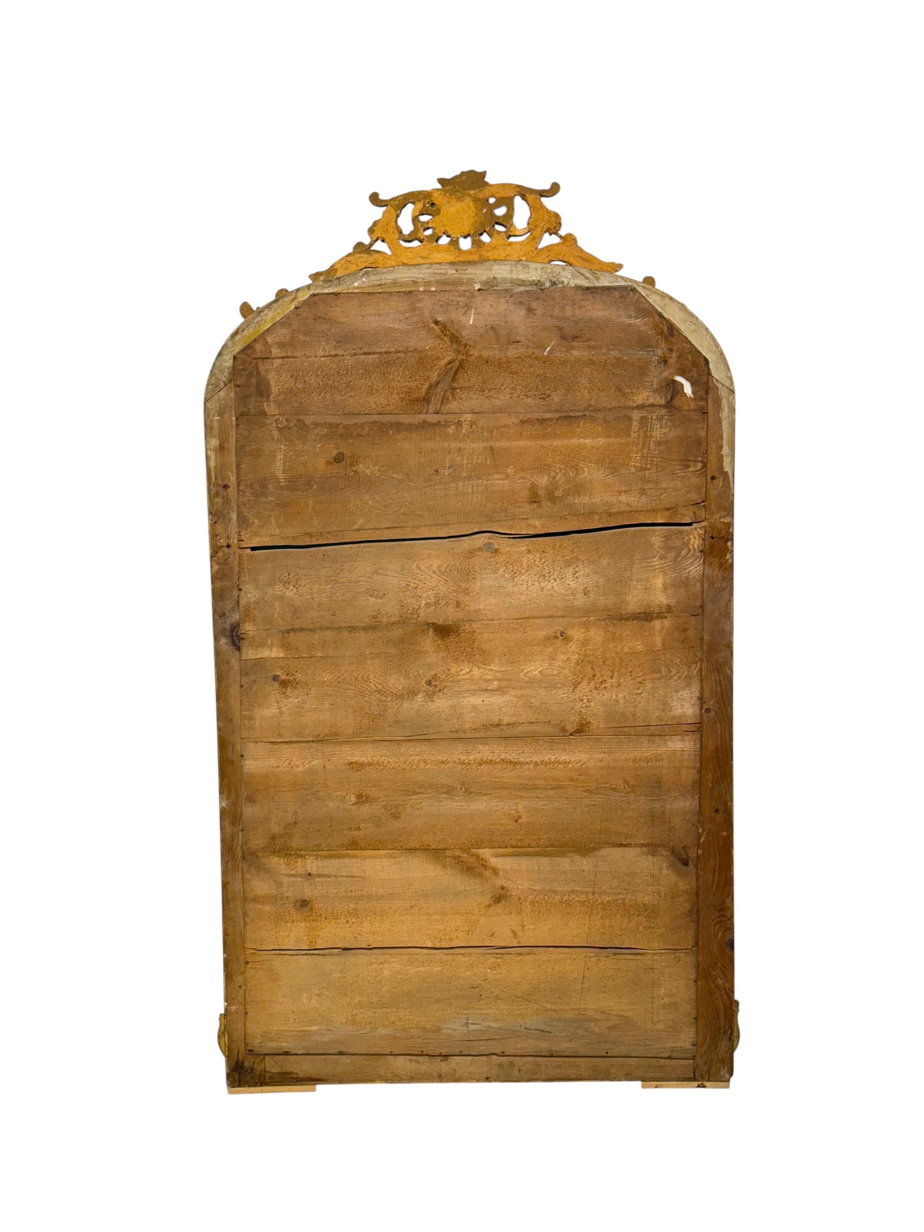 Miroir en bois doré français du 19e siècle avec cimier orné en vente 11