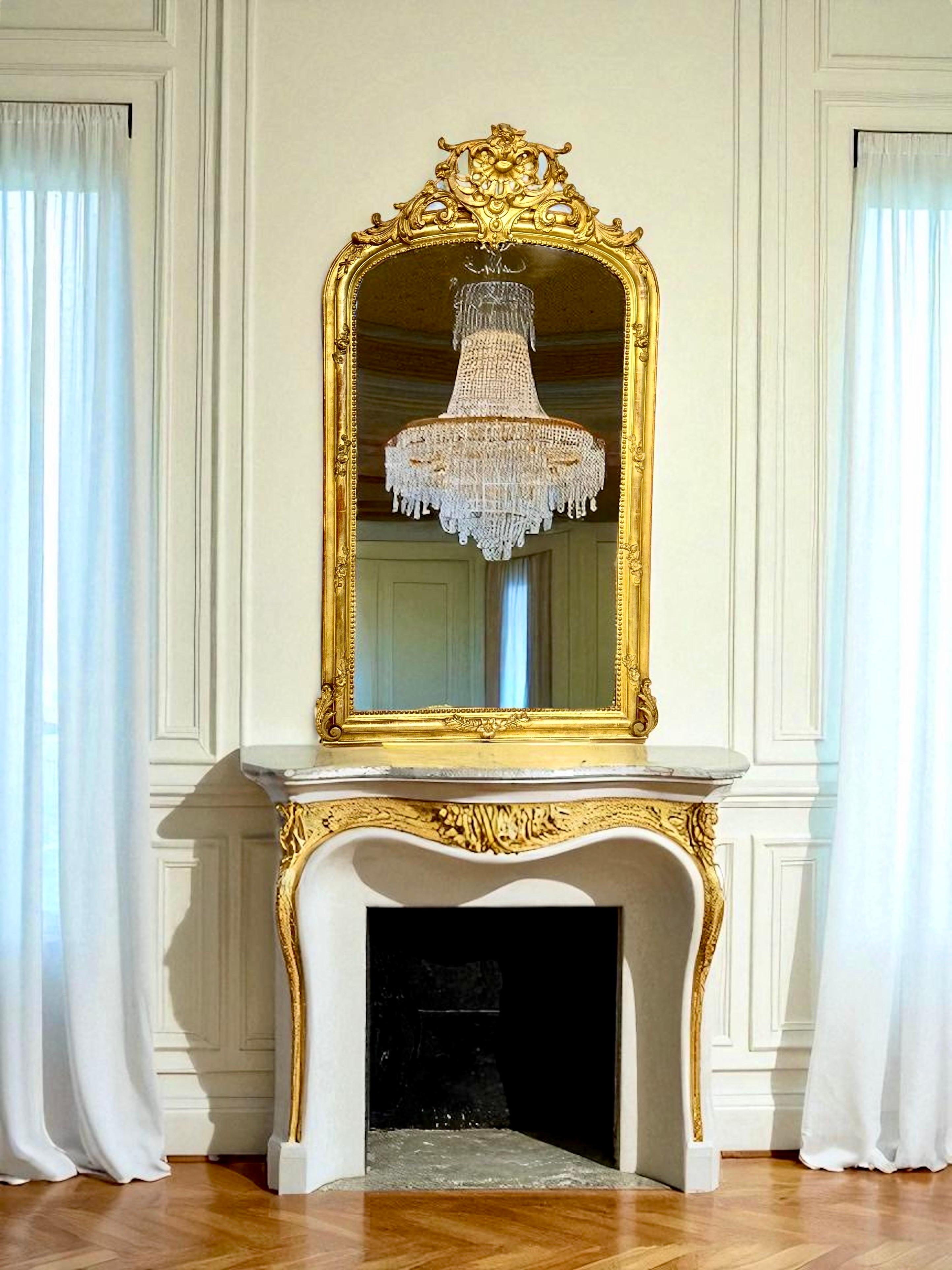 Miroir en bois doré français du 19e siècle avec cimier orné en vente 12