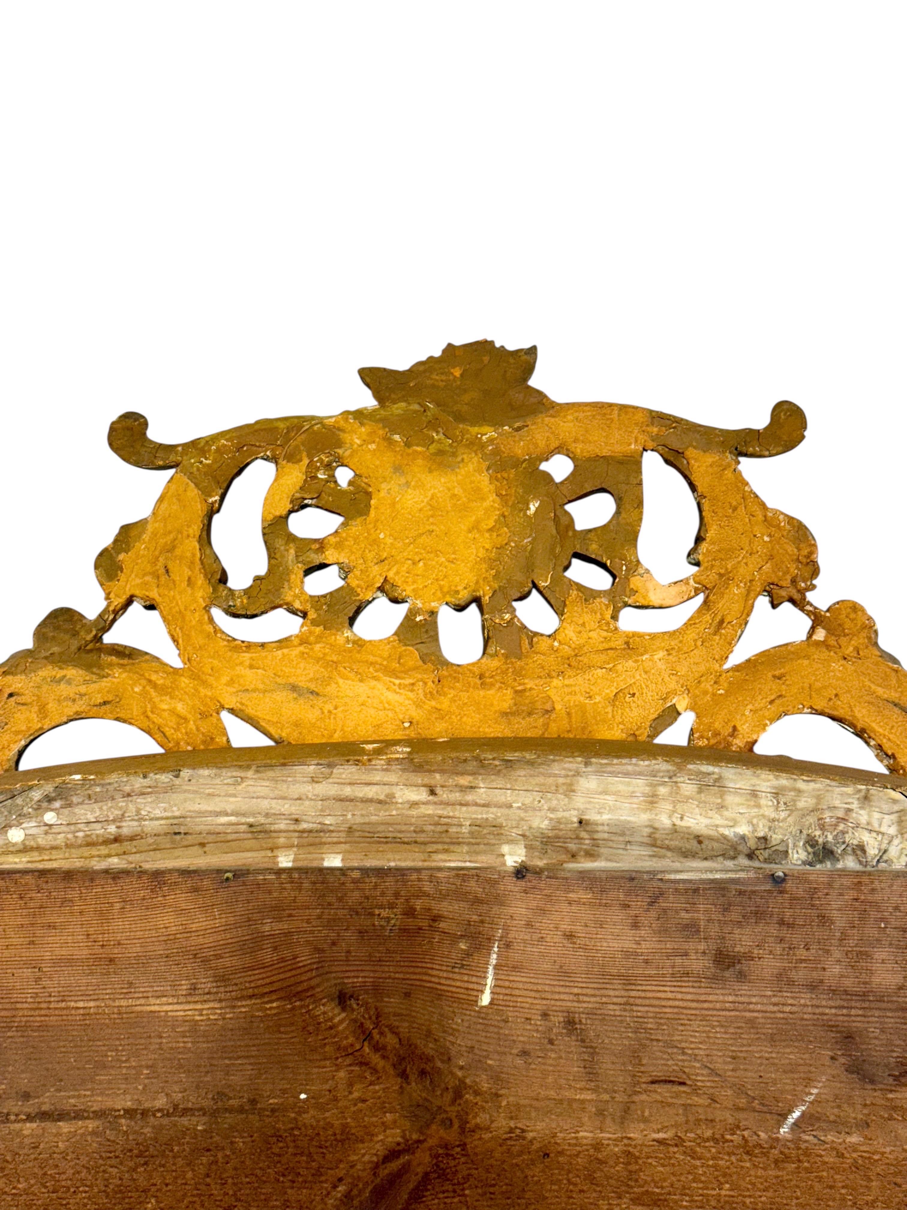 Miroir en bois doré français du 19e siècle avec cimier orné en vente 13