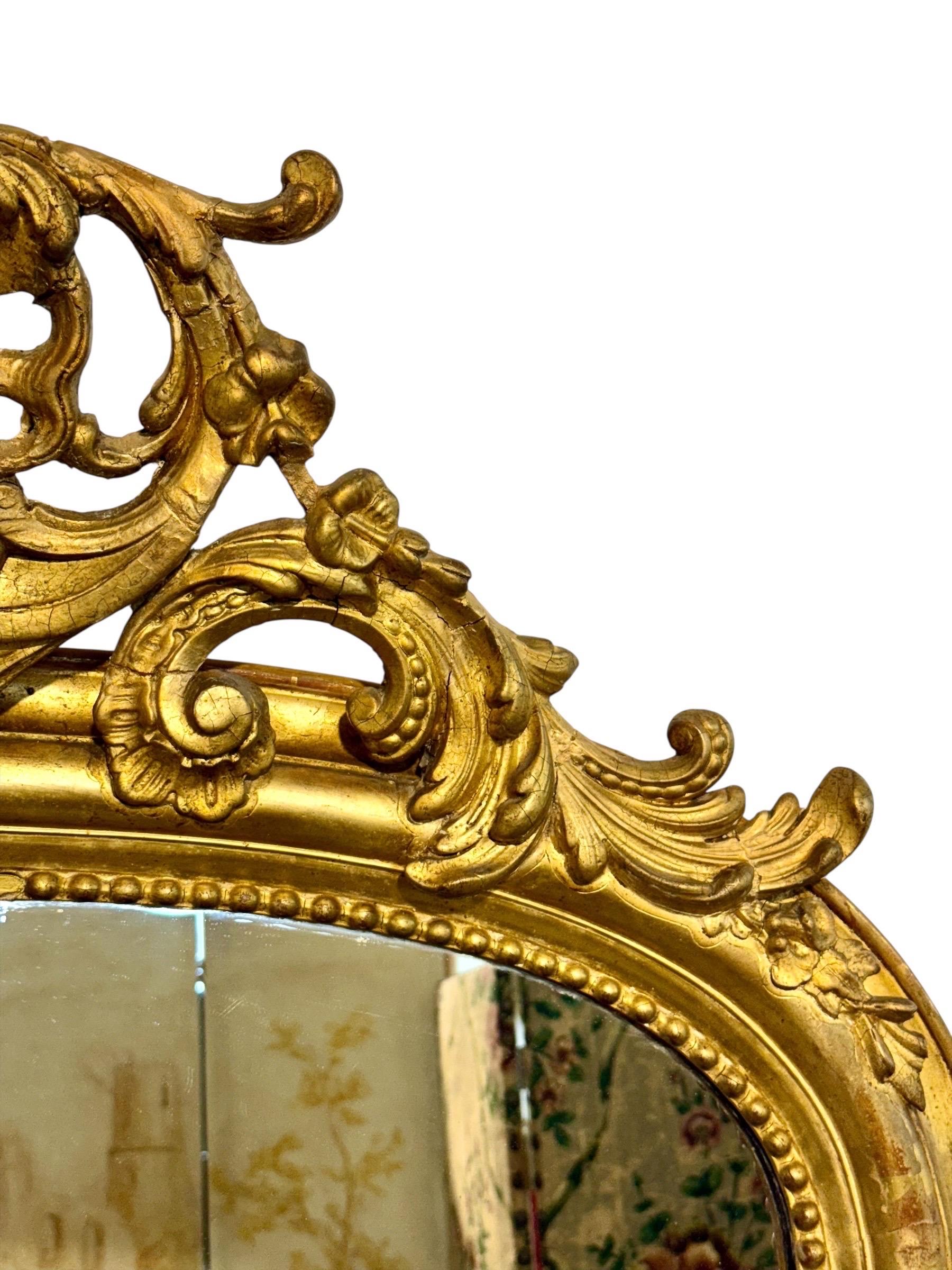 Français Miroir en bois doré fran�çais du 19e siècle avec cimier orné en vente