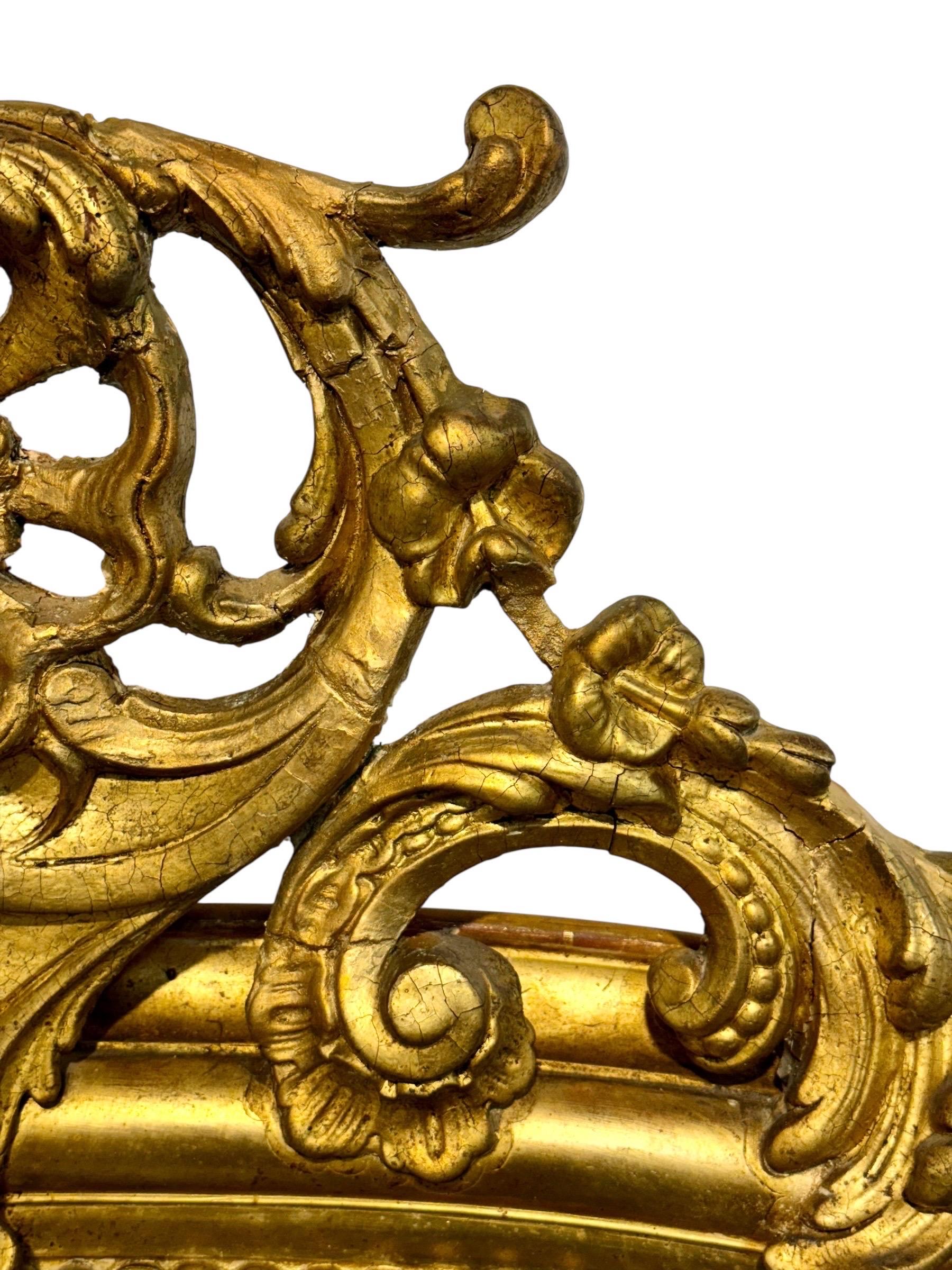 Sculpté à la main Miroir en bois doré français du 19e siècle avec cimier orné en vente