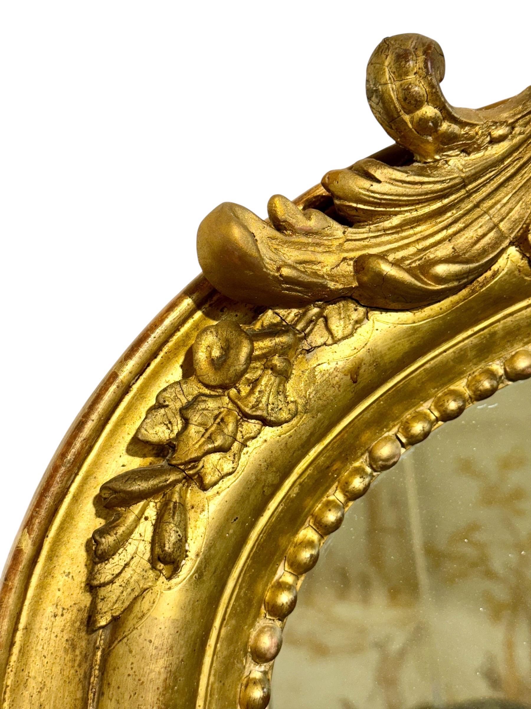 Miroir en bois doré français du 19e siècle avec cimier orné Bon état - En vente à LA CIOTAT, FR