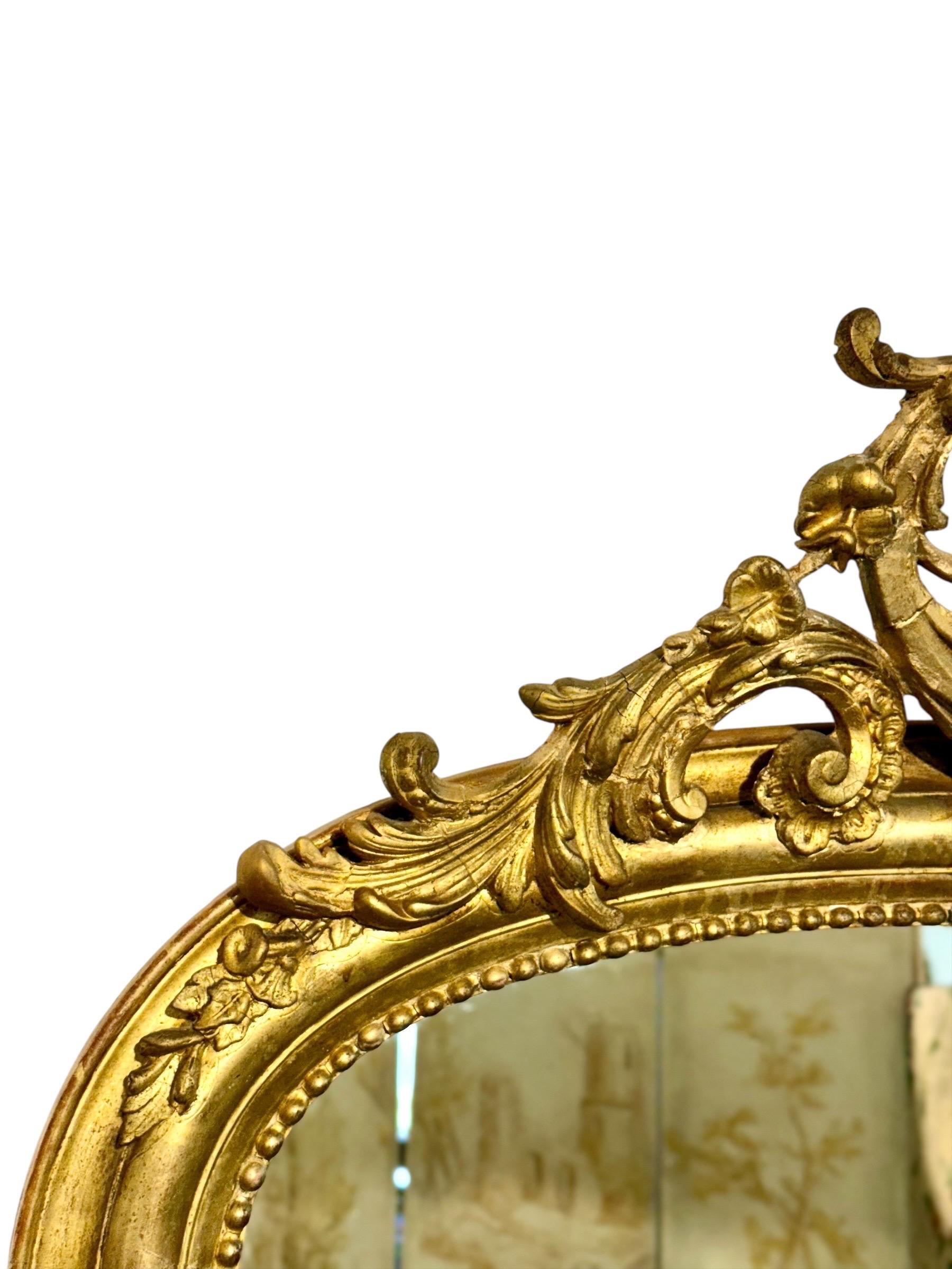 Verre mercuré Miroir en bois doré français du 19e siècle avec cimier orné en vente