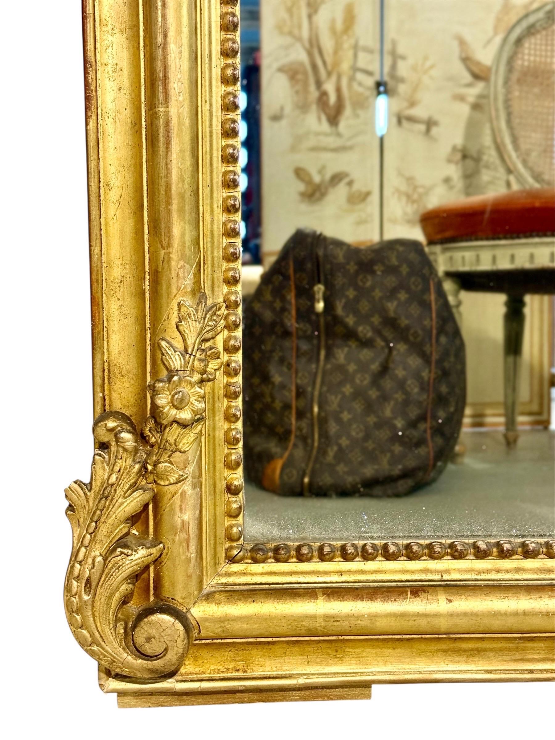 Miroir en bois doré français du 19e siècle avec cimier orné en vente 1