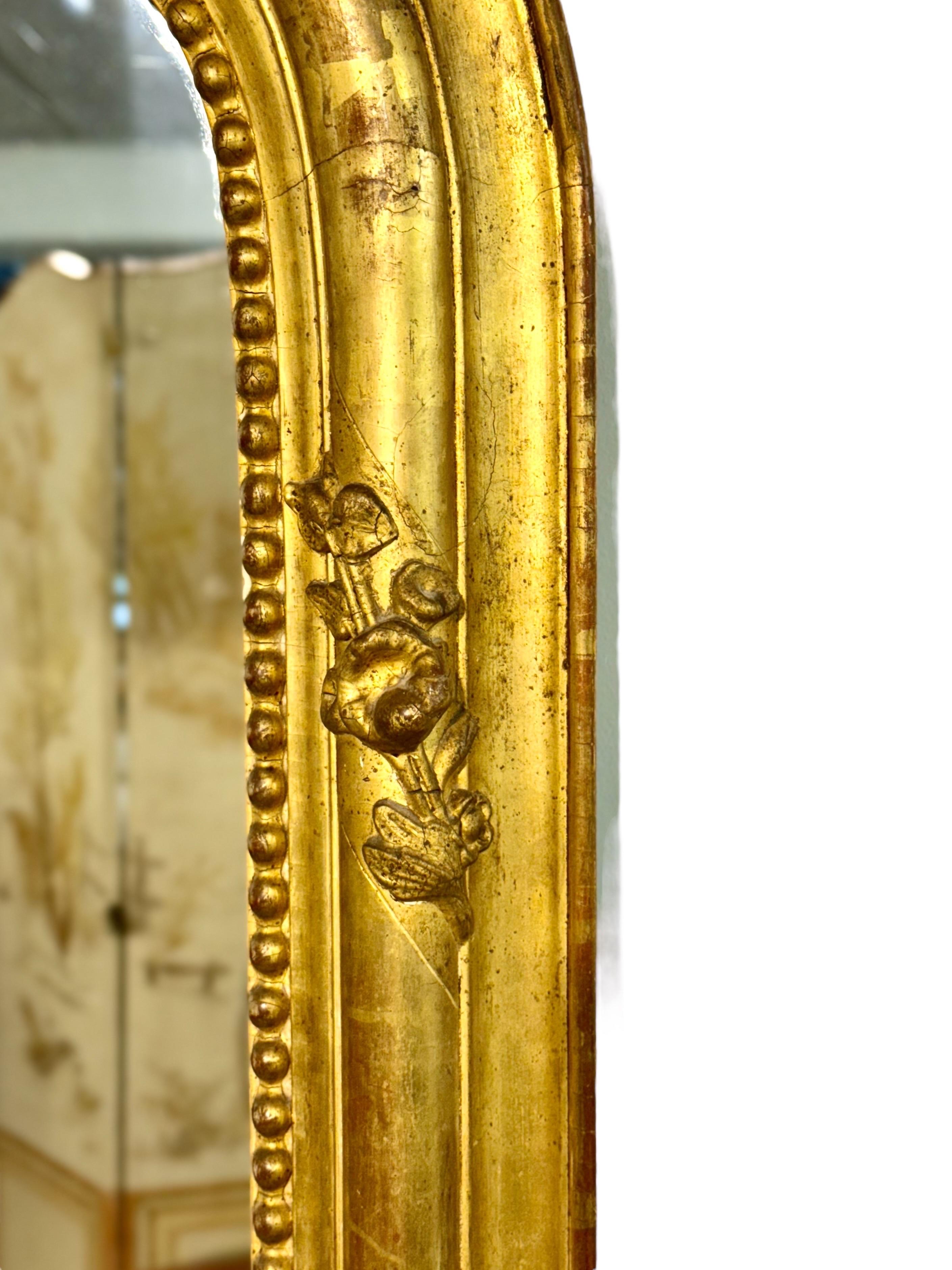 Miroir en bois doré français du 19e siècle avec cimier orné en vente 2