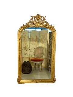 Miroir en bois doré français du 19e siècle avec cimier orné