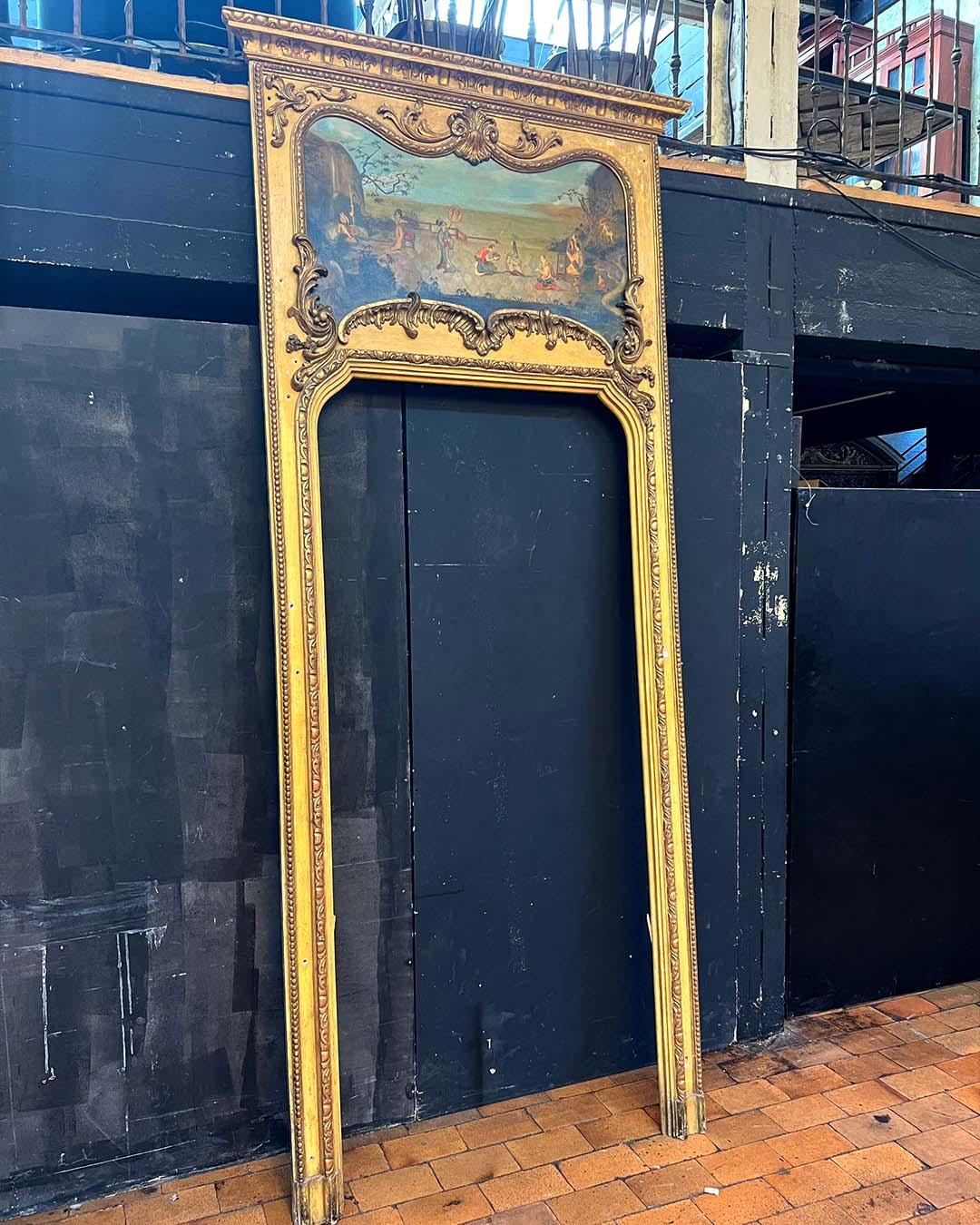 Magnifico portone francese del XIX secolo (linteau de porte) in legno intagliato e dorato, riccamente decorato in stile Luigi XV. Il pannello superiore presenta un dipinto a olio finemente eseguito che raffigura un'elegante scena pastorale o di