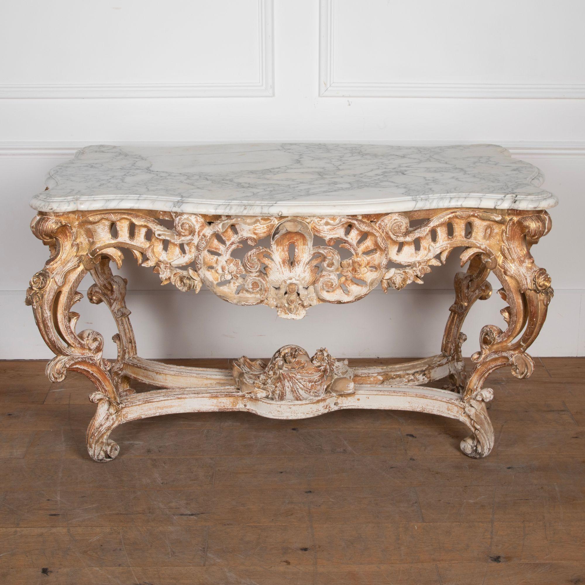 19th Century French Giltwood Rococo Centre Table (Louis XV.) im Angebot