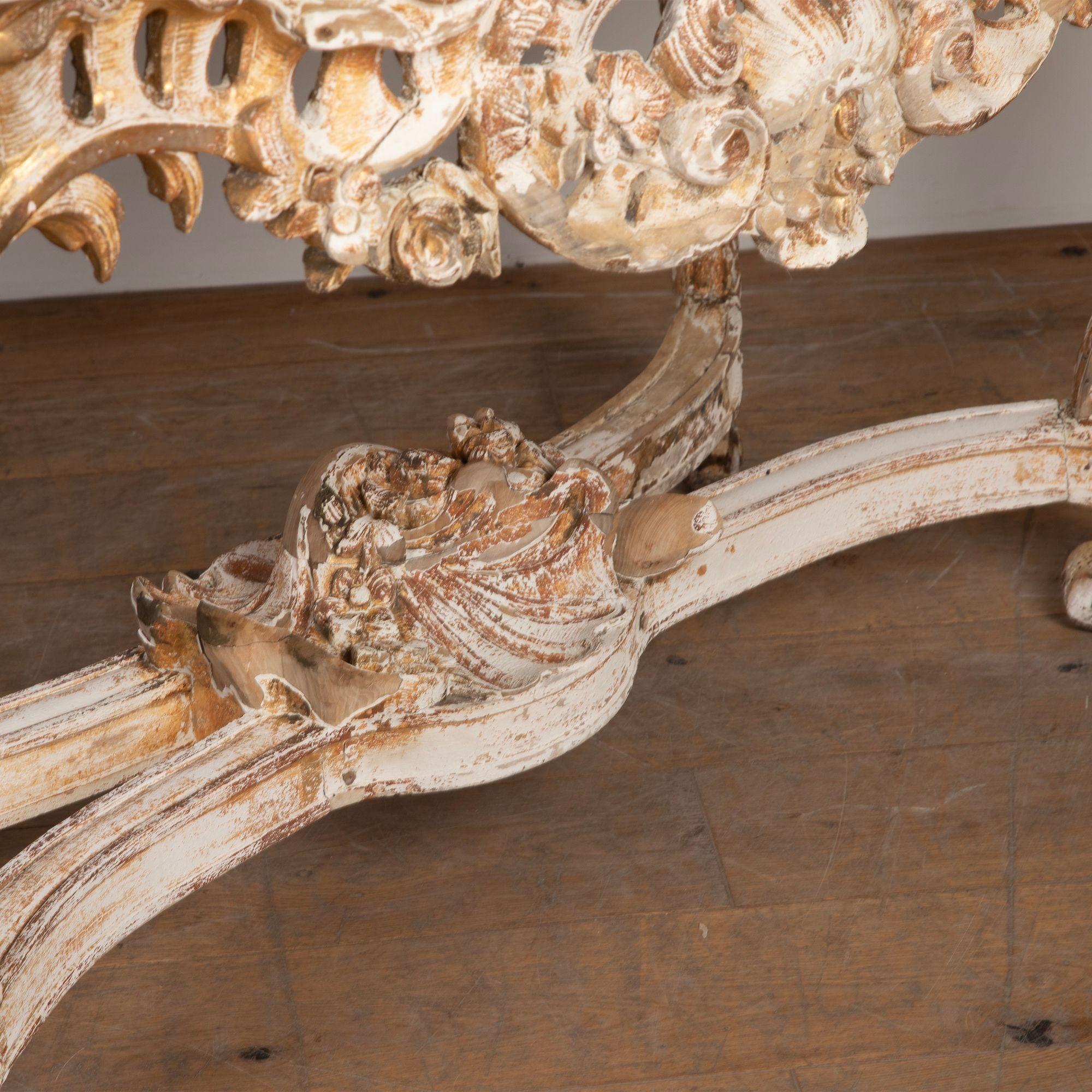 19th Century French Giltwood Rococo Centre Table (19. Jahrhundert) im Angebot