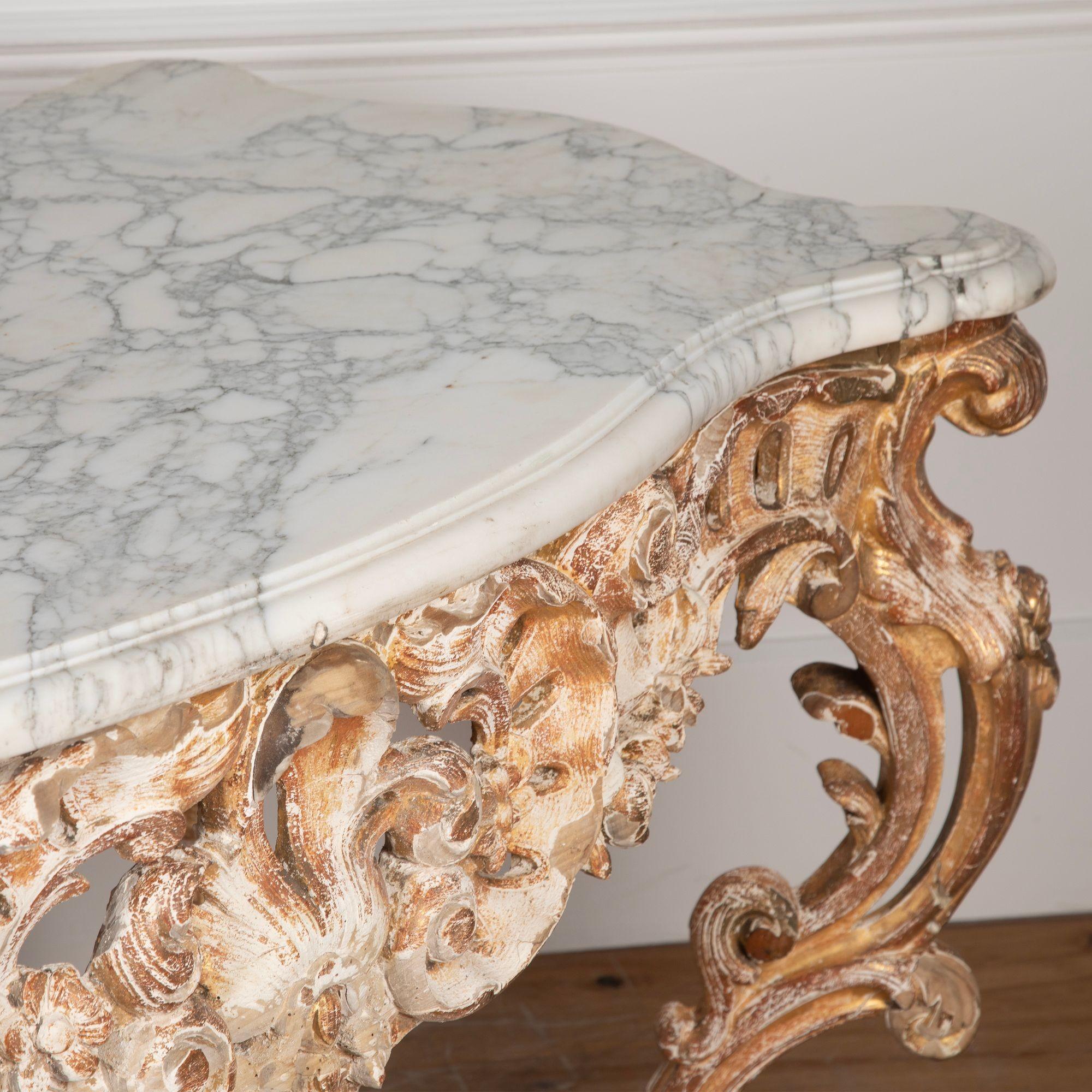 19th Century French Giltwood Rococo Centre Table (Carrara-Marmor) im Angebot