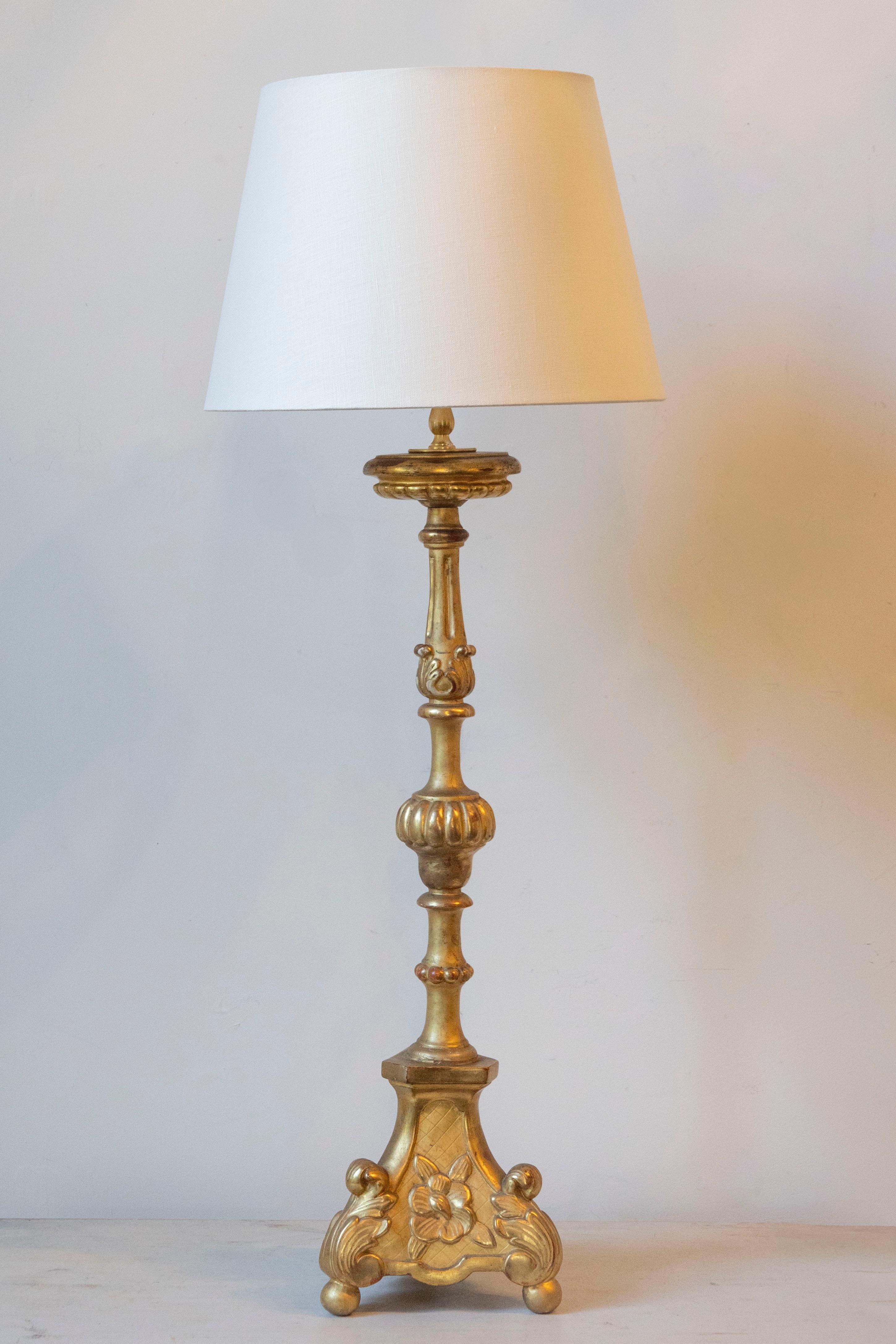 Cette lampe de table française raffinée du XIXe siècle, qui était à l'origine un chandelier, a été transformée avec art pour un usage moderne tout en préservant son attrait décoratif intemporel. Sculptée dans du bois et finie dans une riche dorure