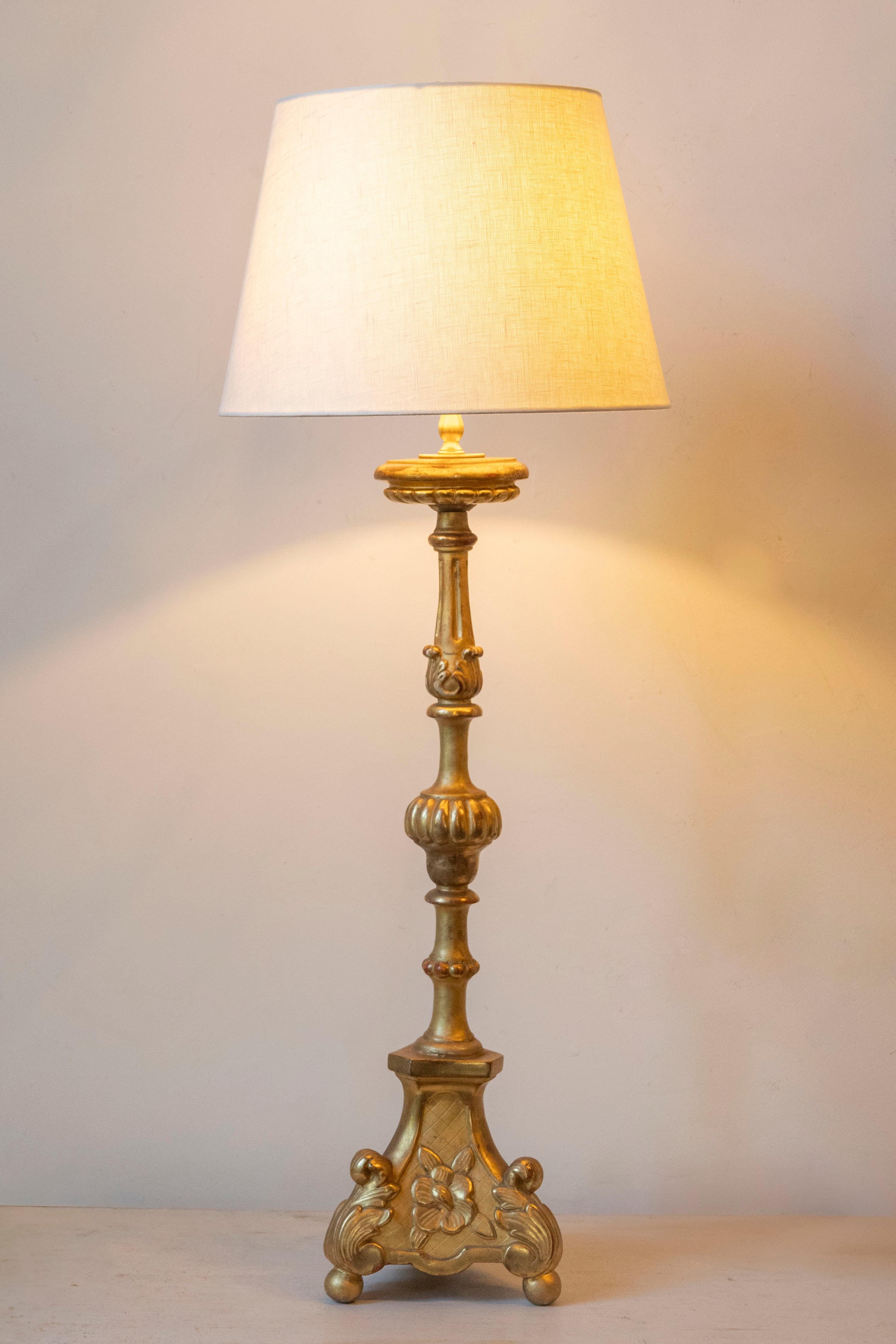 Français Lampe de table française du 19ème siècle avec base sculptée ornée en vente